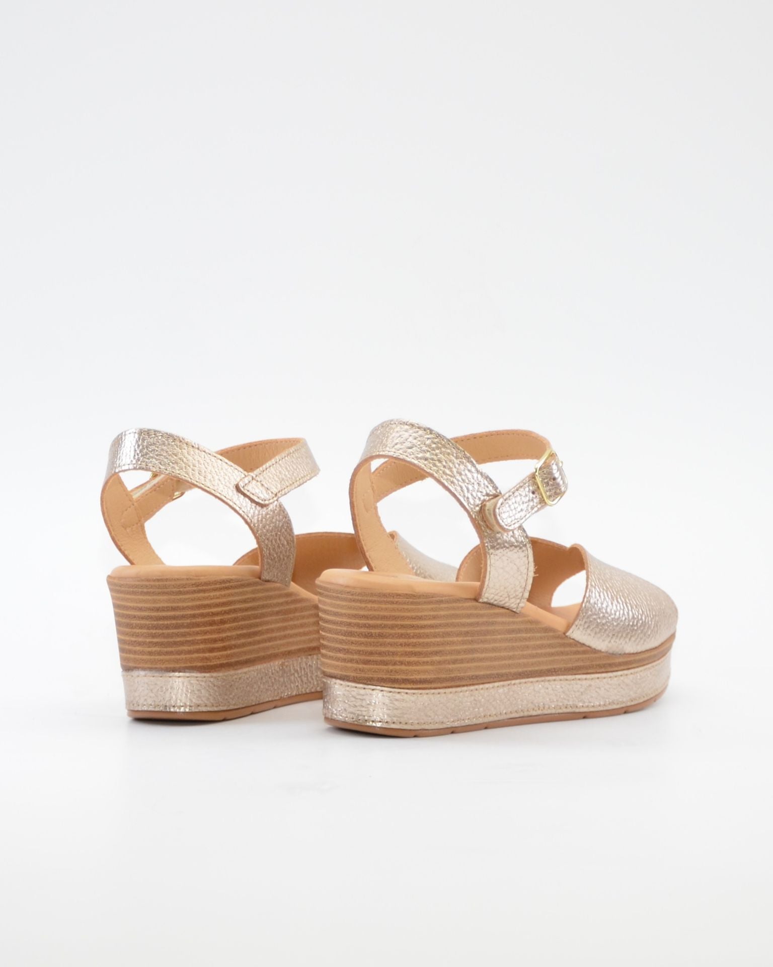 SANDALIA CUÑA DORADA PARA MUJER CON PLANTA ACOLCHADA PITILLOS 11280