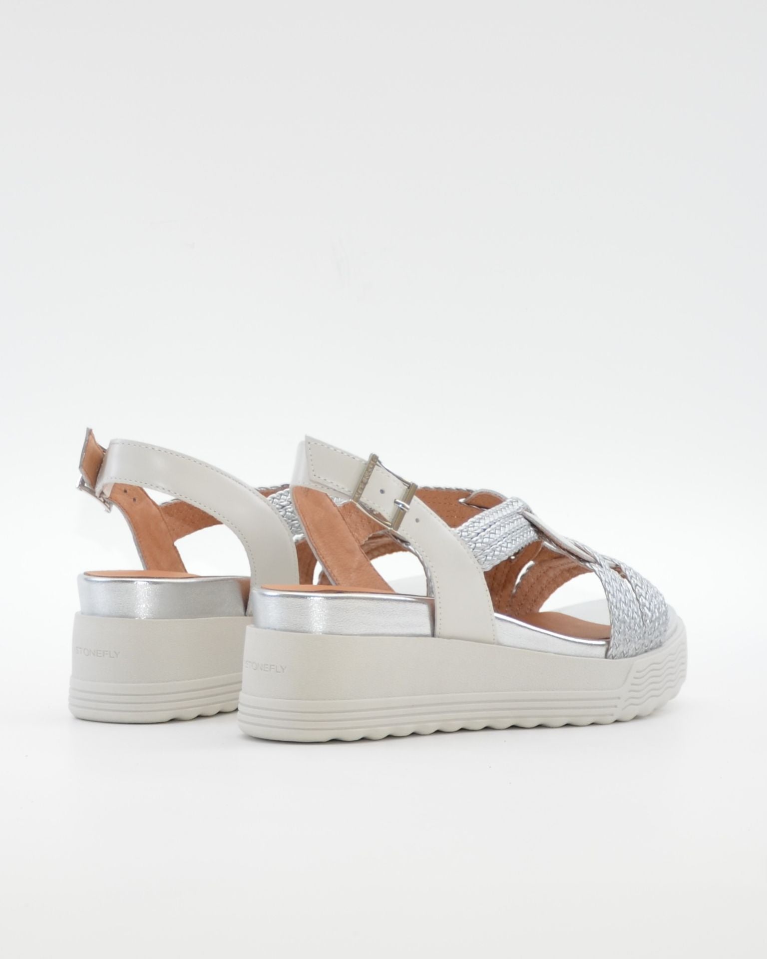 SANDALIA PLANA MUJER STONEFLY TRENZADA PLATA Y BLANCO
