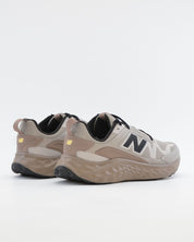 SNEAKERS NEW BALANCE MARIS 8P6 ZAPATILLAS DEPORTIVAS HOMBRE COLOR BEIGE FRESH FOAM