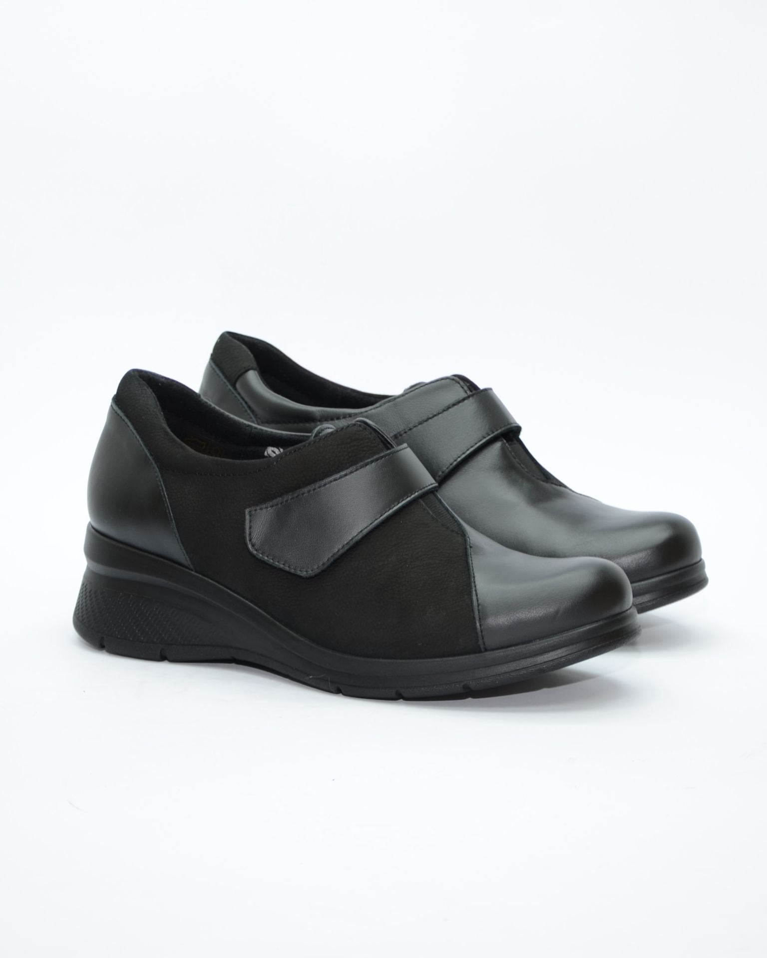 ZAPATO MUJER CUÑA NEGRO VELCRO ANCHO ESPECIAL  8104 CONFORT CLASS