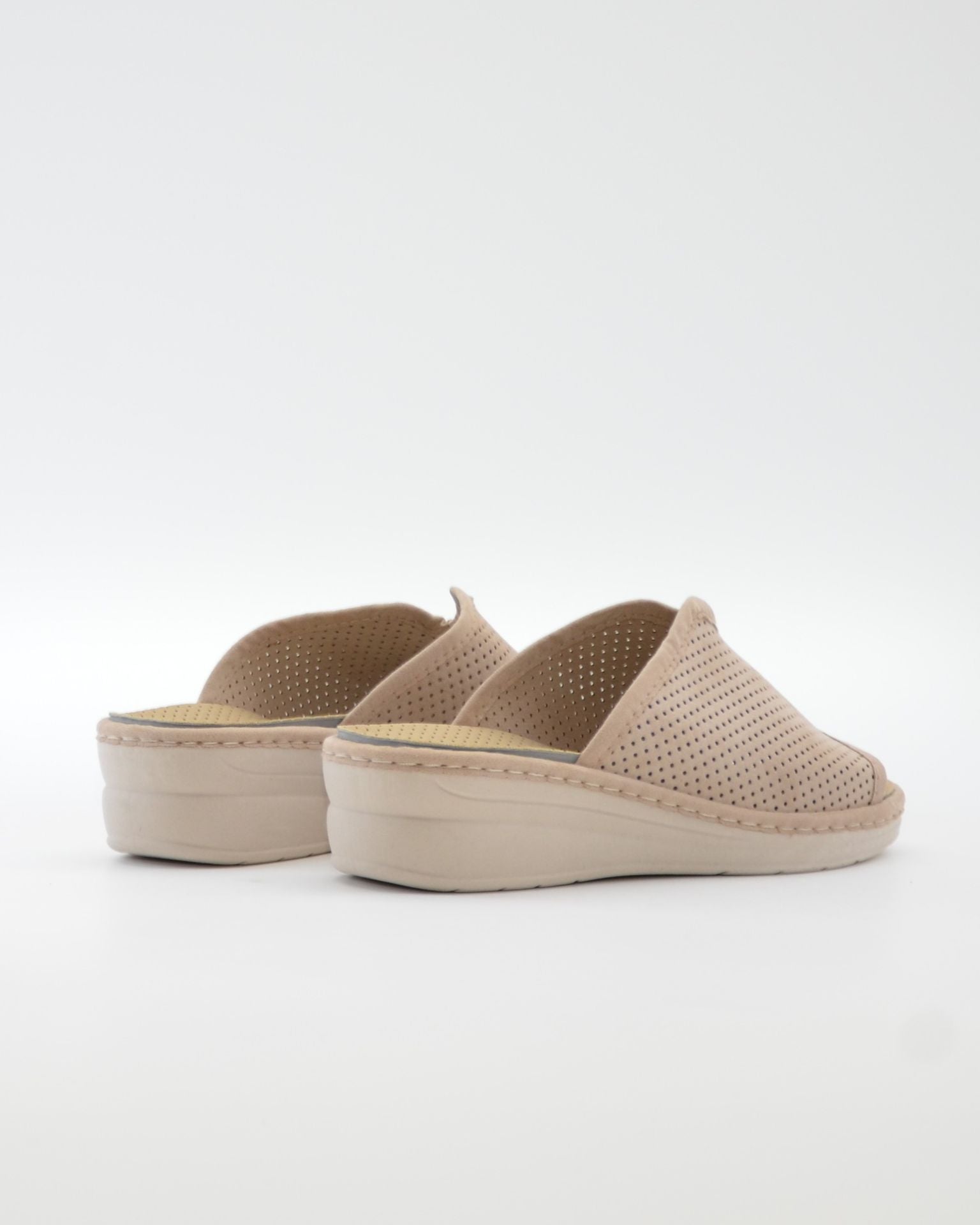 ZAPATILLAS DE CASA MUJER ABIERTA CON CUÑA COLOR BEIGE ANCHO ESPECIAL CON ABERTURA EN EL EMPEINE  PLANTILLA EXTRAIBLE