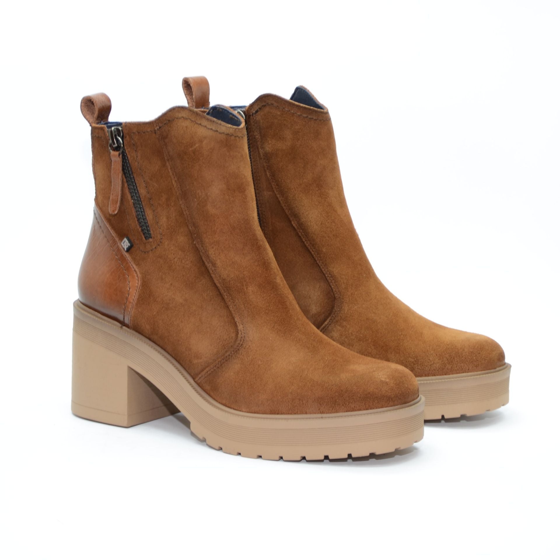 BOTIN SERRAJE CUERO TACON CUADRADO SARAH D9353