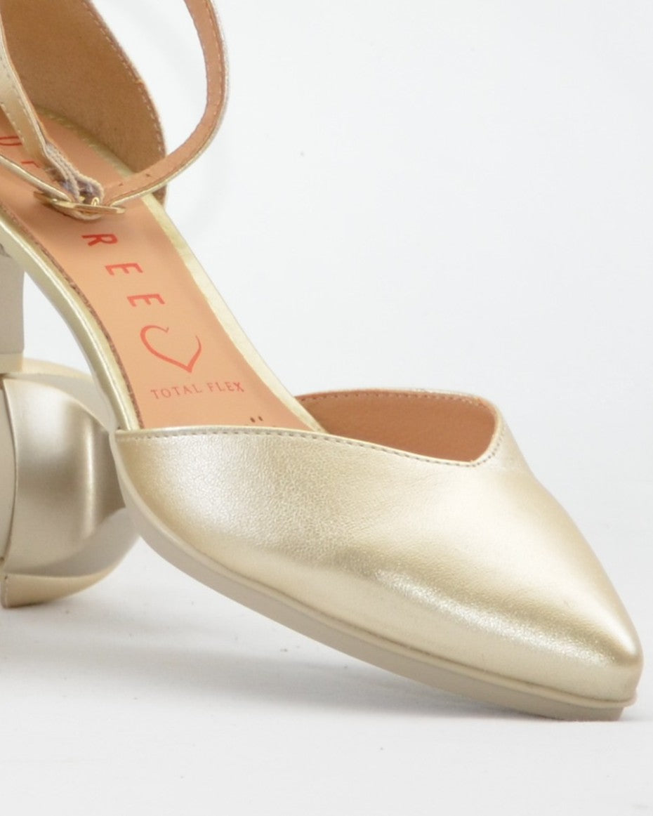ZAPATO VESTIR MUJER PUNTERA Y TALON CERRADO CON PULSERA COLOR PLATINO DESIREE MACA 3