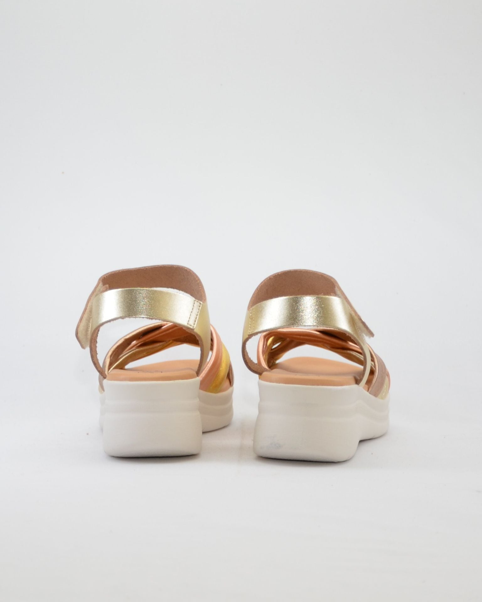 SANDALIA CUÑA METALIZADA TUBULAR PLANTA ACOLCHADA PITILLOS 11290 ORO