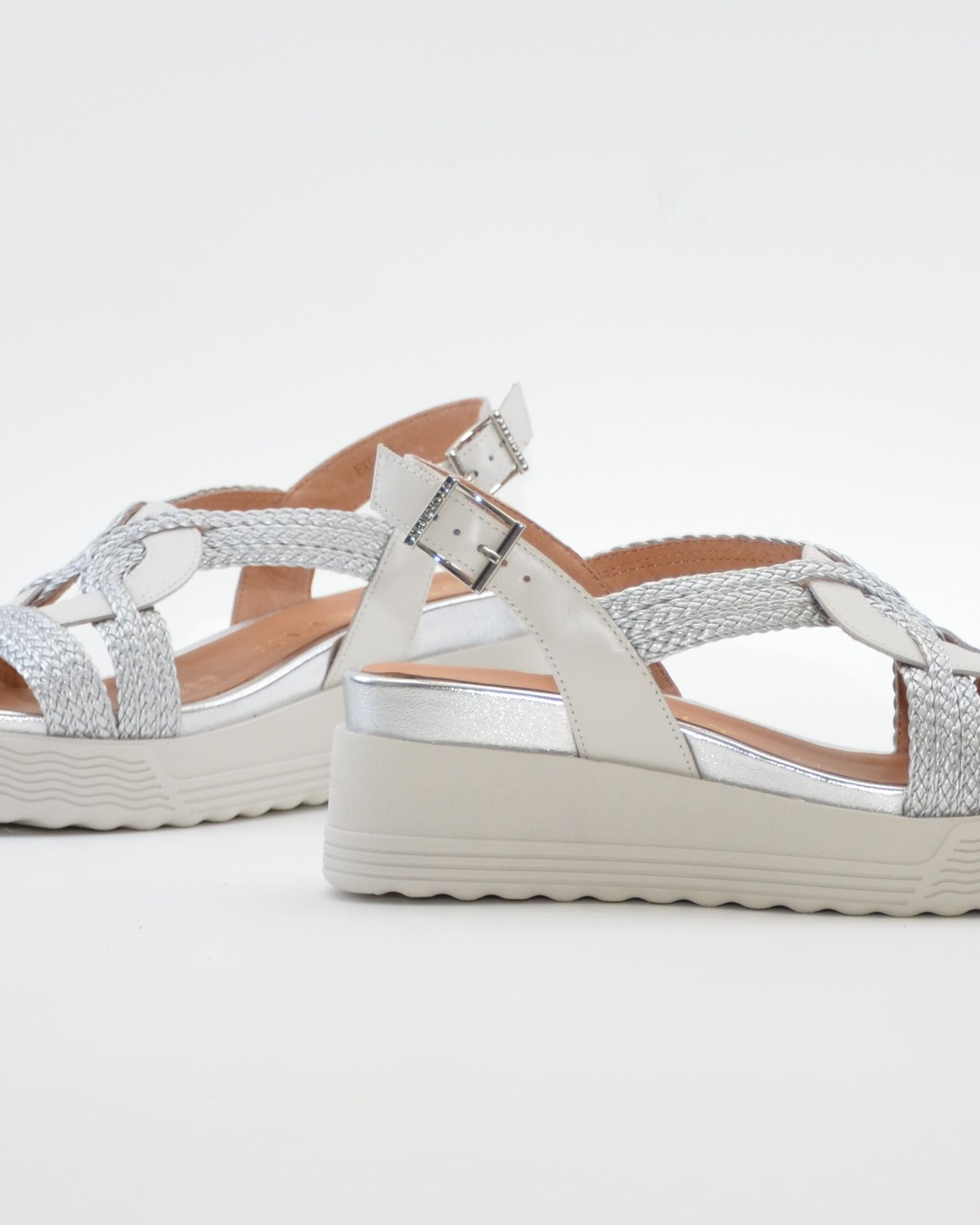 SANDALIA PLANA MUJER STONEFLY TRENZADA PLATA Y BLANCO
