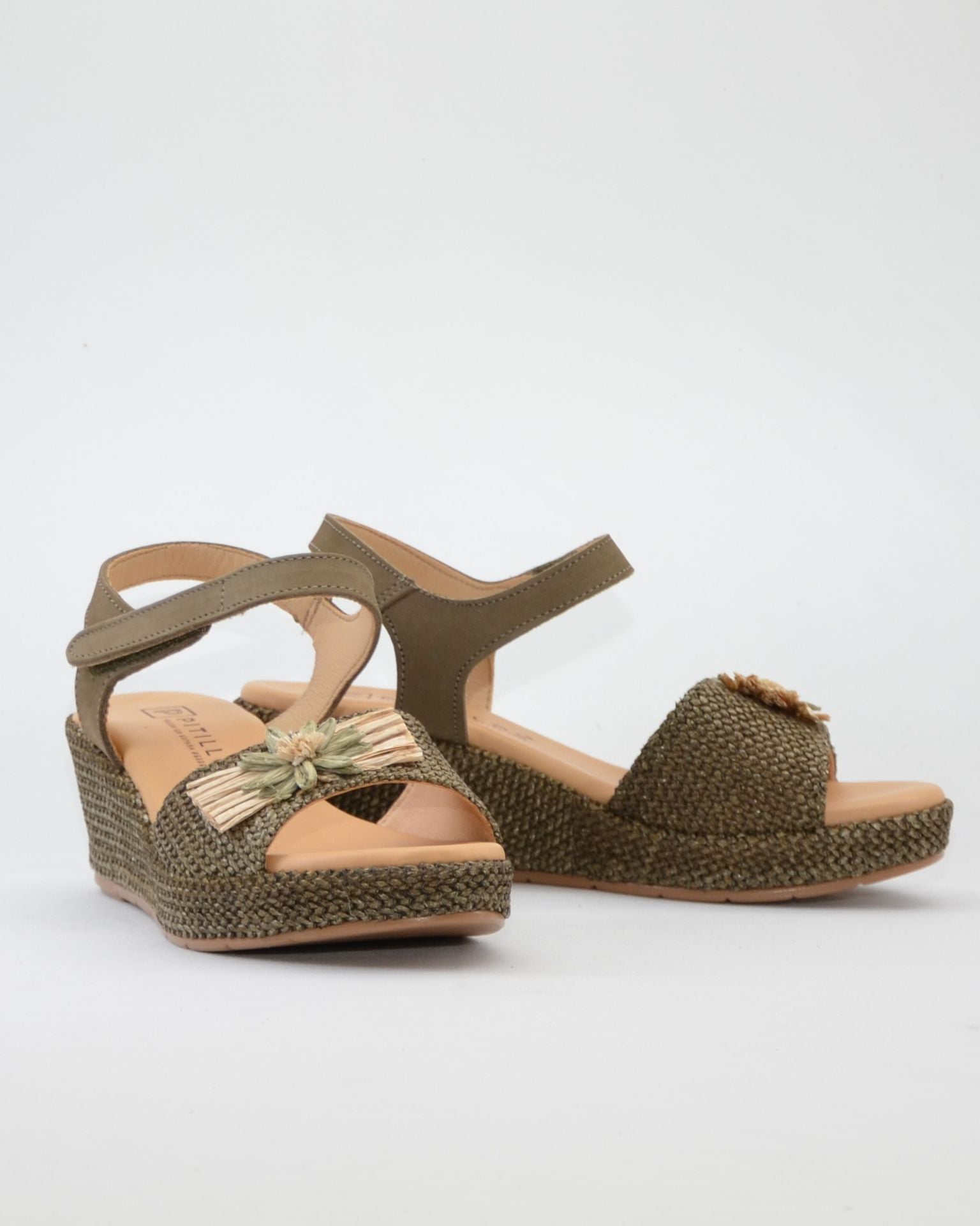 SANDALIA CON CUÑA MUJER PLANTA ACOLCHADA ADORNO FLOR RAFIA COLOR KAKI PITILLOS 11262