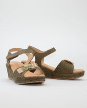 SANDALIA CON CUÑA MUJER PLANTA ACOLCHADA ADORNO FLOR RAFIA COLOR KAKI PITILLOS 11262