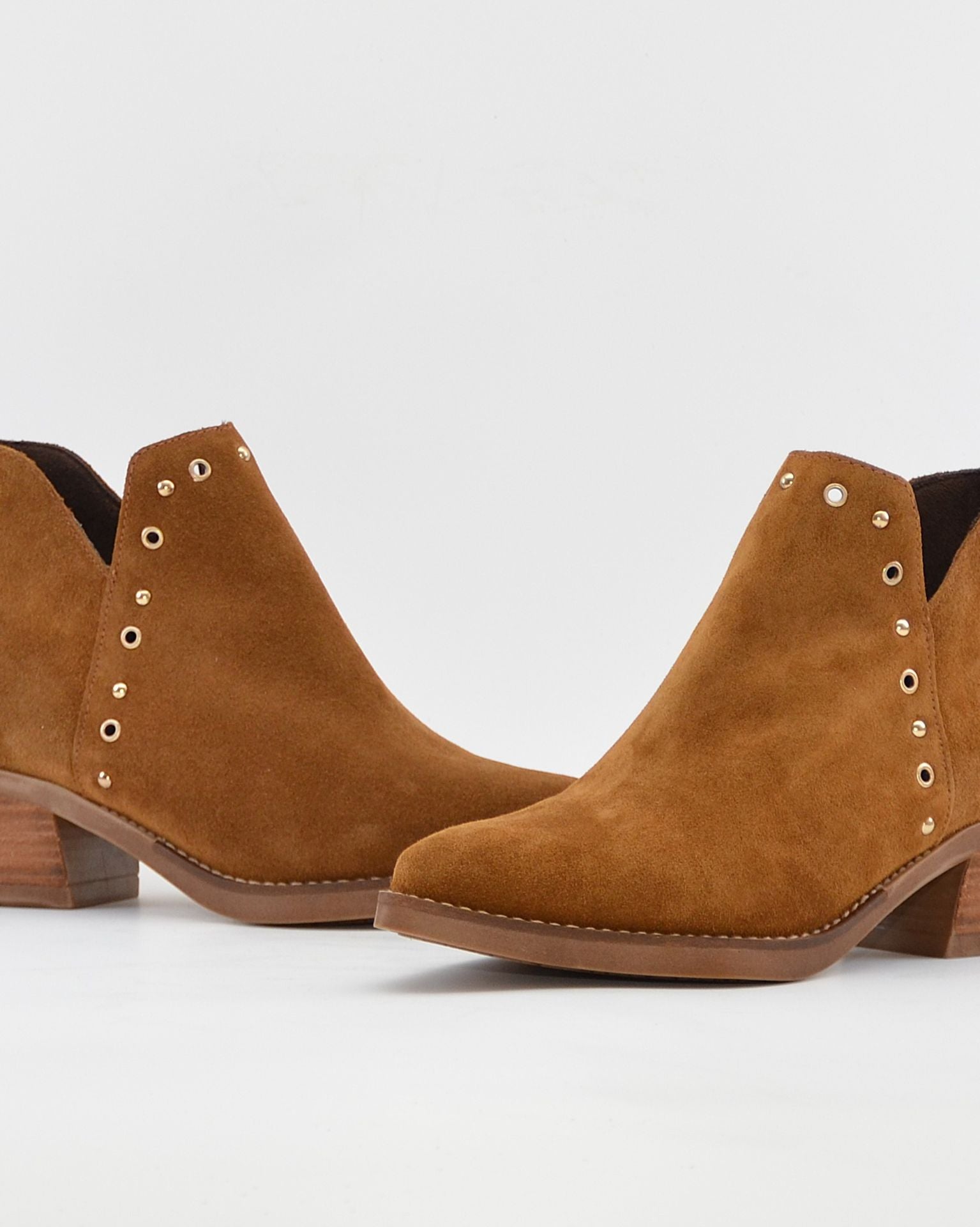 BOTIN MUJER COWBOY SERRAJE CUERO CON TACHAS KAOLA 3500