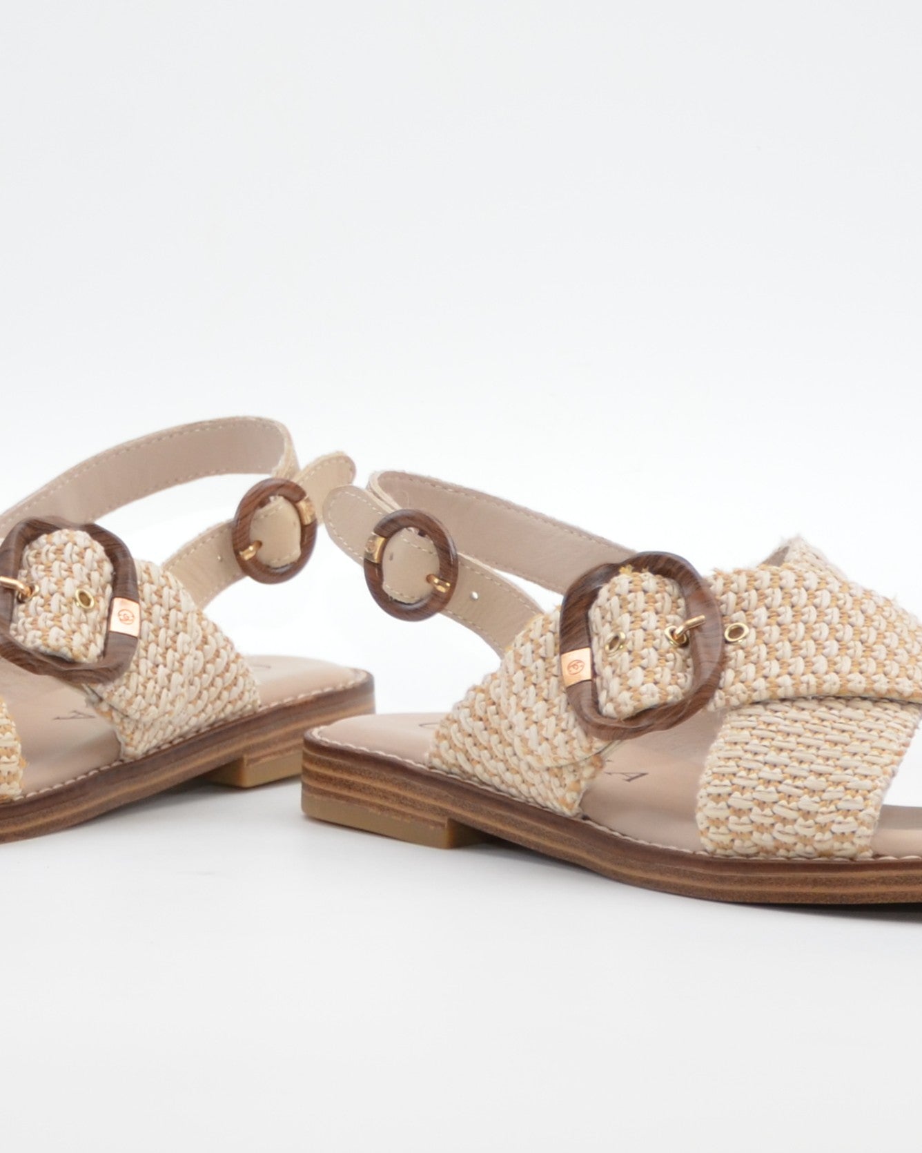 SANDALIA MUJER PLANA BEIGE CON DETALLES EN CUERDA TRENZADA CARMELA 163160