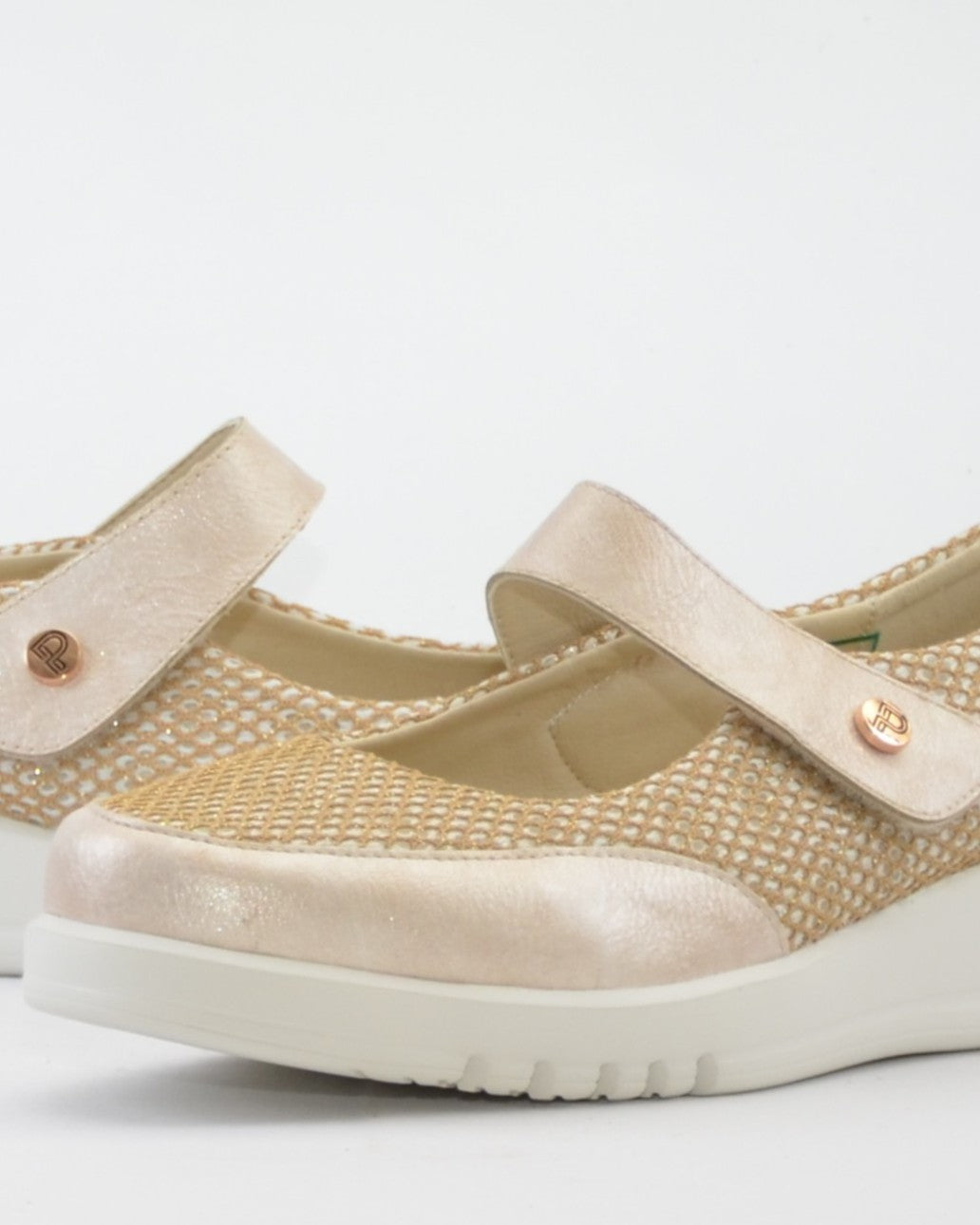 MERCEDITA CASUAL CON CIERRE DE VELCRO ANCHO ESPECIAL PITILLOS 20302 DORADO