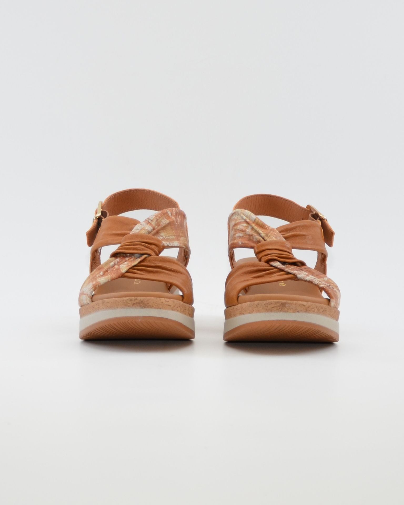 SNDALIA MUJER CUÑA COLOR CUERO PLANTA ACOLCHADA PAULA URBAN 35-710