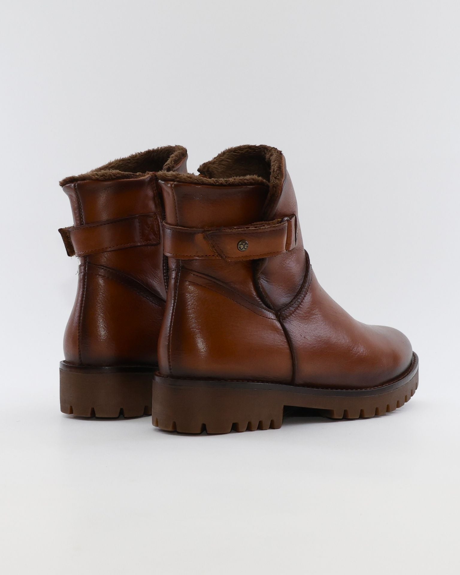 BOTA MUJER PLANA CON VELCRO COLOR CUERO GIORDA 23389