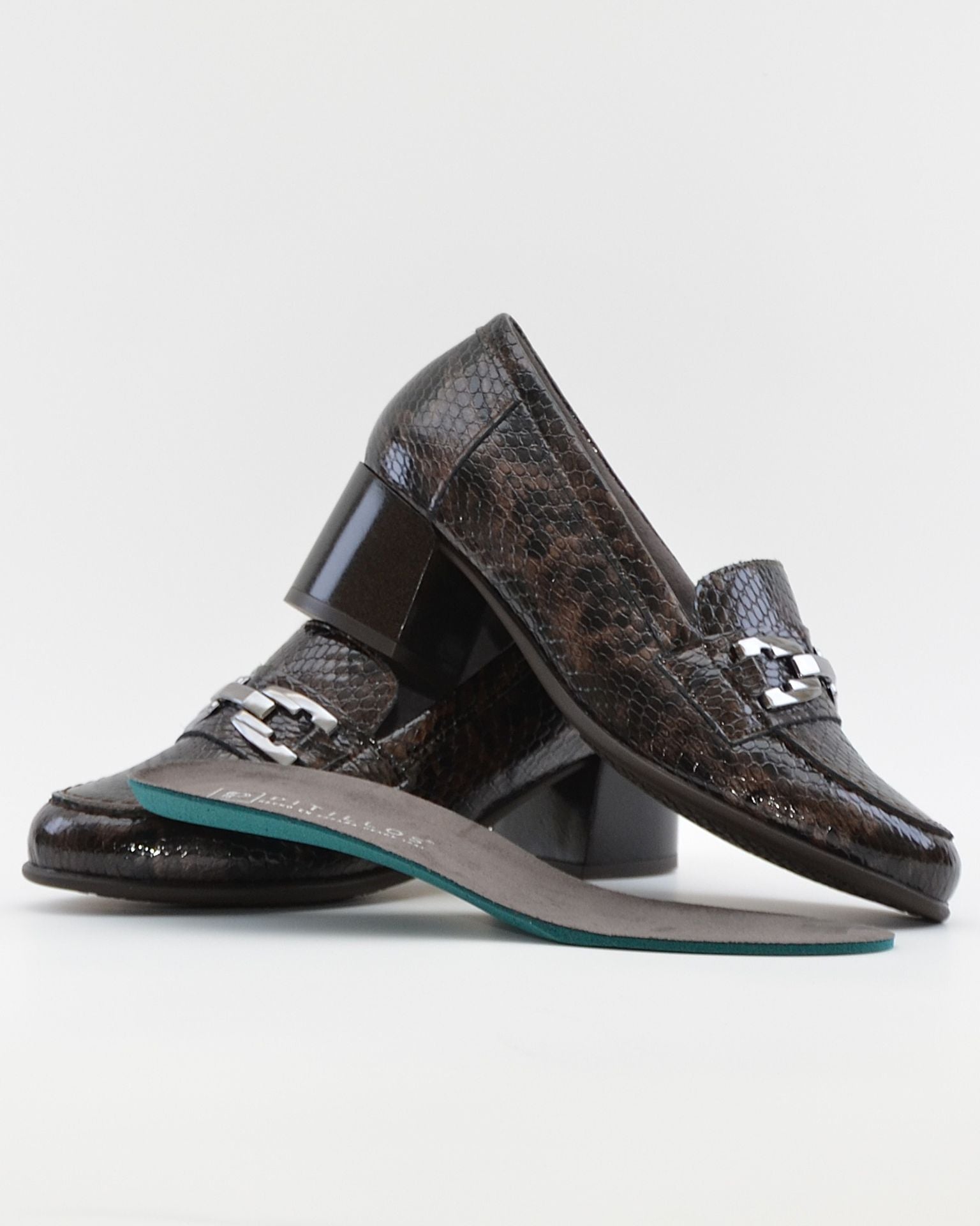 ZAPATO MUJER ANCHO ESPECIAL CON PLANTILLA EXTRAIBLE CHAROL PITÓN MARRÓN PITILLOS 11643
