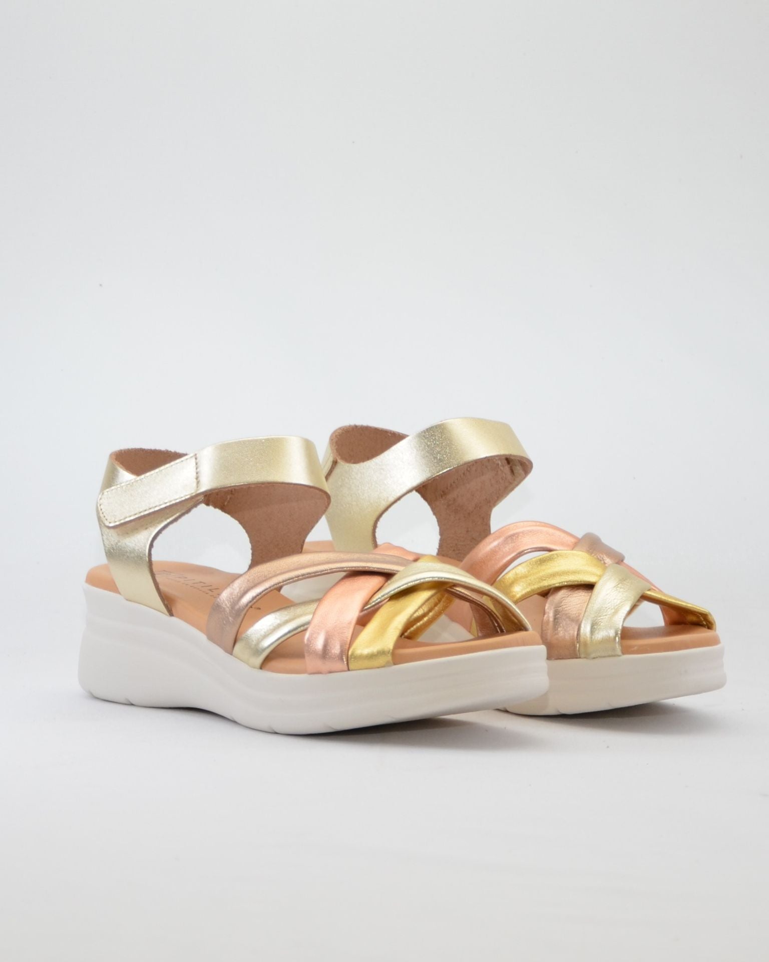 SANDALIA CUÑA METALIZADA TUBULAR PLANTA ACOLCHADA PITILLOS 11290 ORO