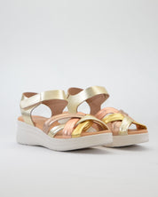 SANDALIA CUÑA METALIZADA TUBULAR PLANTA ACOLCHADA PITILLOS 11290 ORO