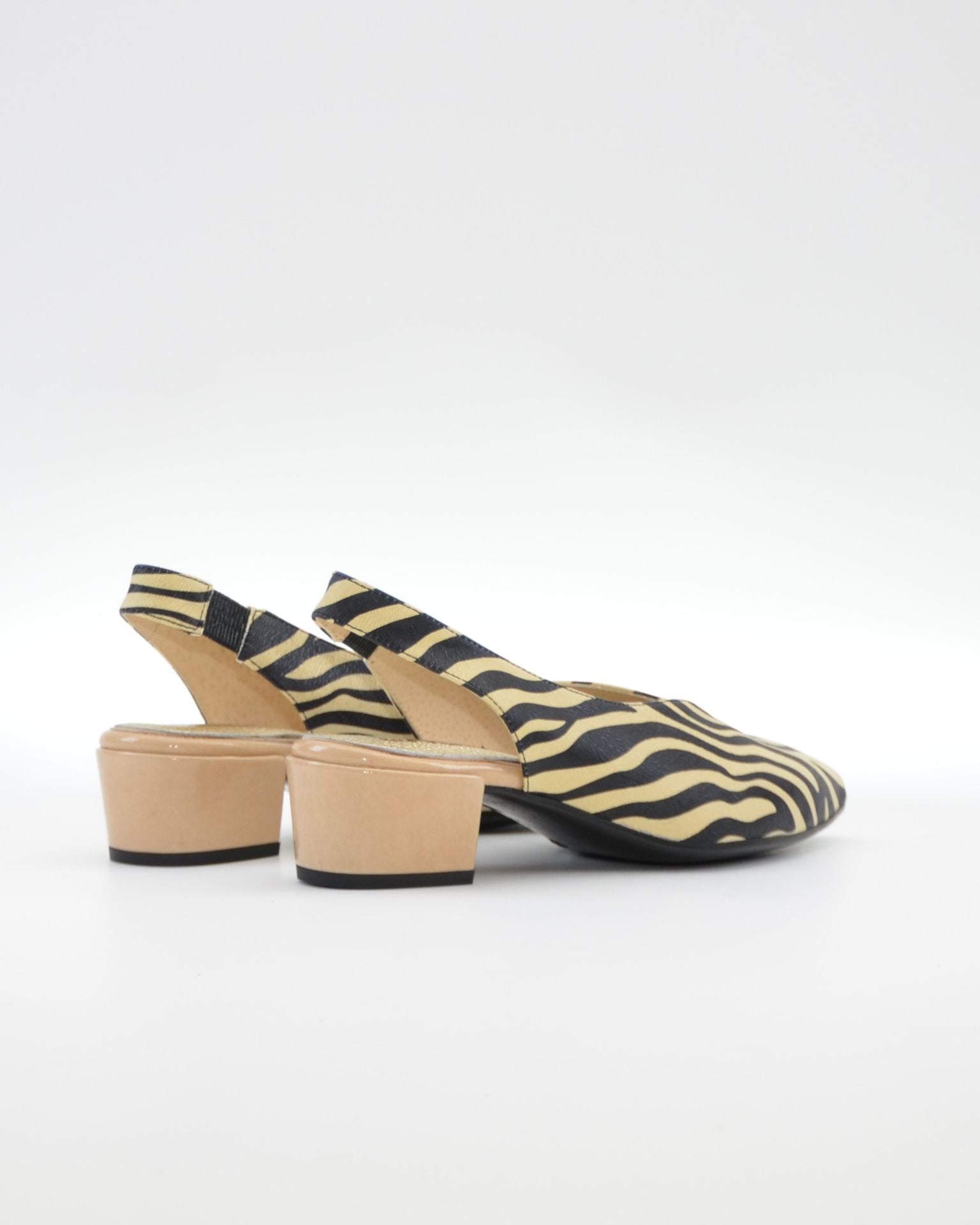 ZAPATO SALON DESTALONADO EN PIEL ANIMAL PRINT CEBRA LACOMBA HIBISCUS