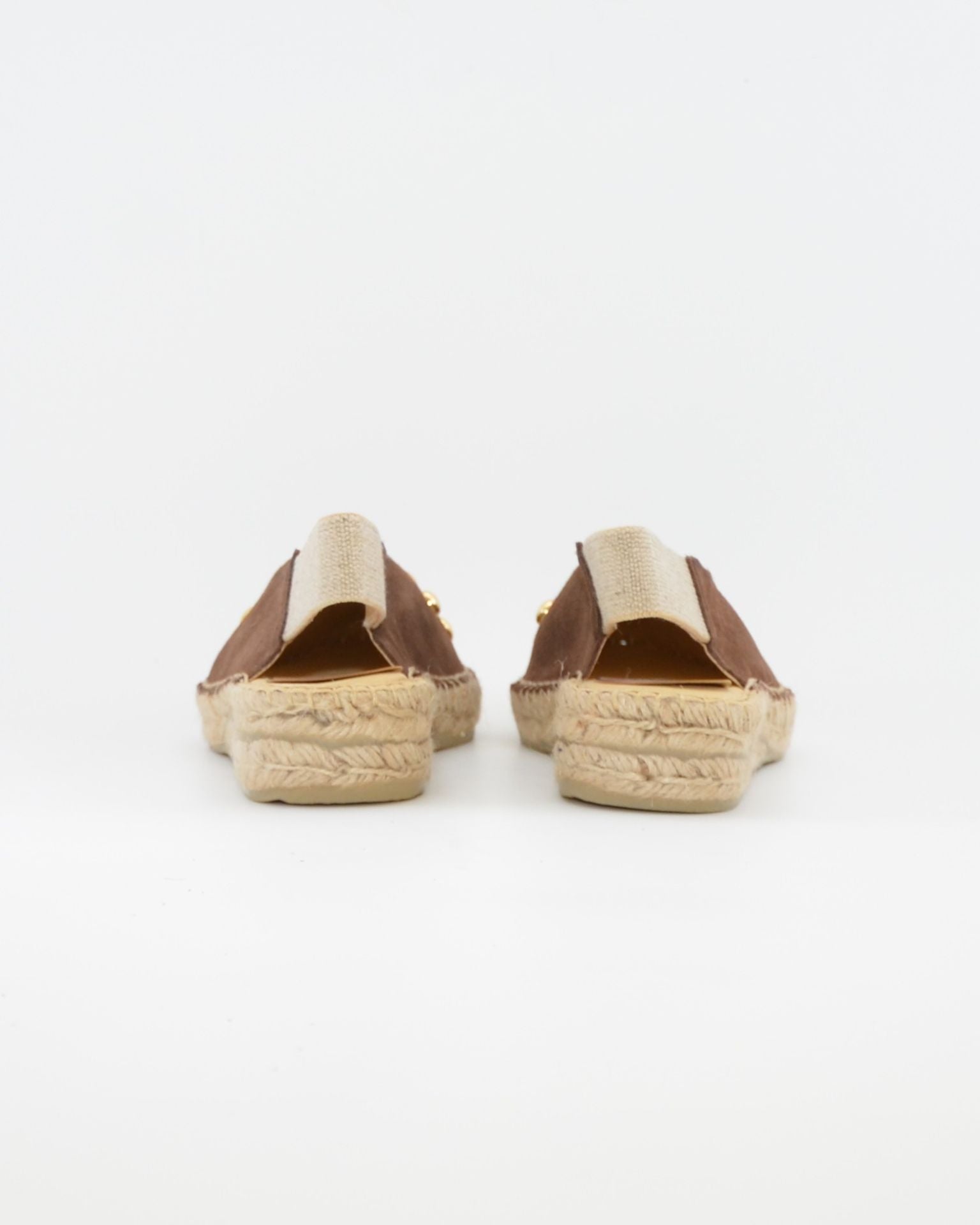 ALPARGATA DESTALONADA SALVI MARRON CHOCOLATE CON TACHAS DORADAS 132016