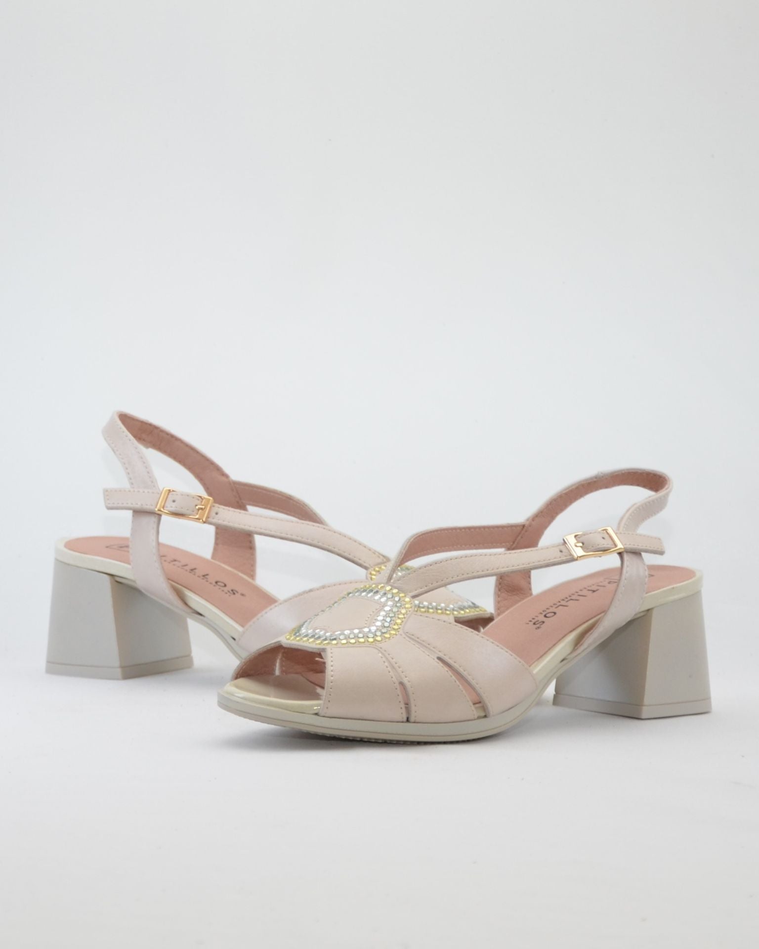 SANDALIA VESTIR TACON CUADRADO COLOR NUDE ADORNO DORADO PITILLOS 11215