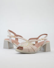 SANDALIA VESTIR TACON CUADRADO COLOR NUDE ADORNO DORADO PITILLOS 11215