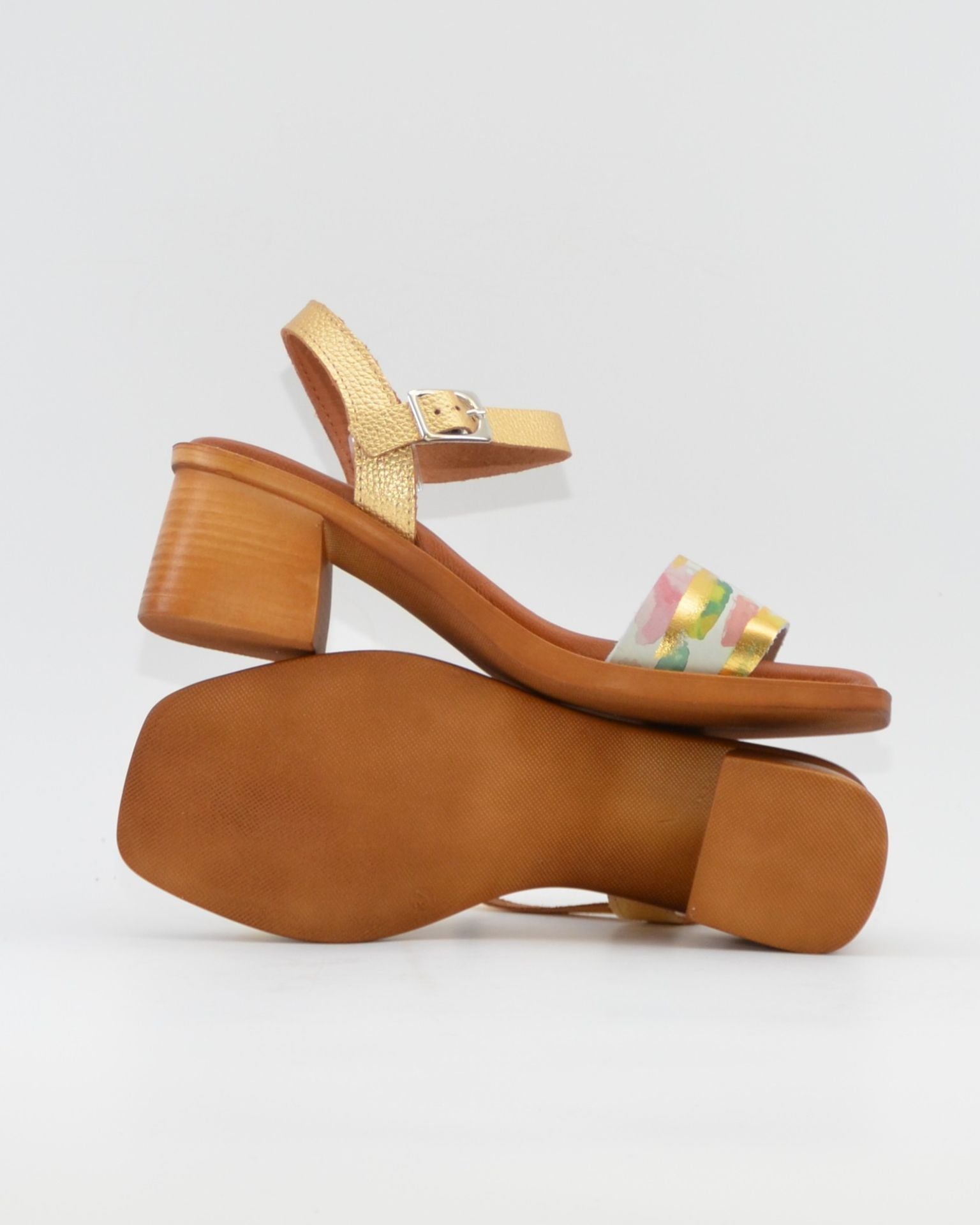 SANDALIA MUJER TACON MEDIO PLANTA DE GEL COLOR DORADO ACUARELA JORDANA 2290