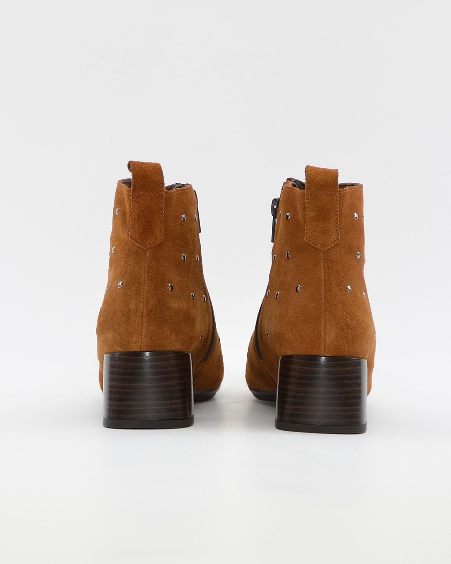 BOTIN MUJER TACON ANCHO SERRAJE CUERO CON TACHAS KAOLA 4064