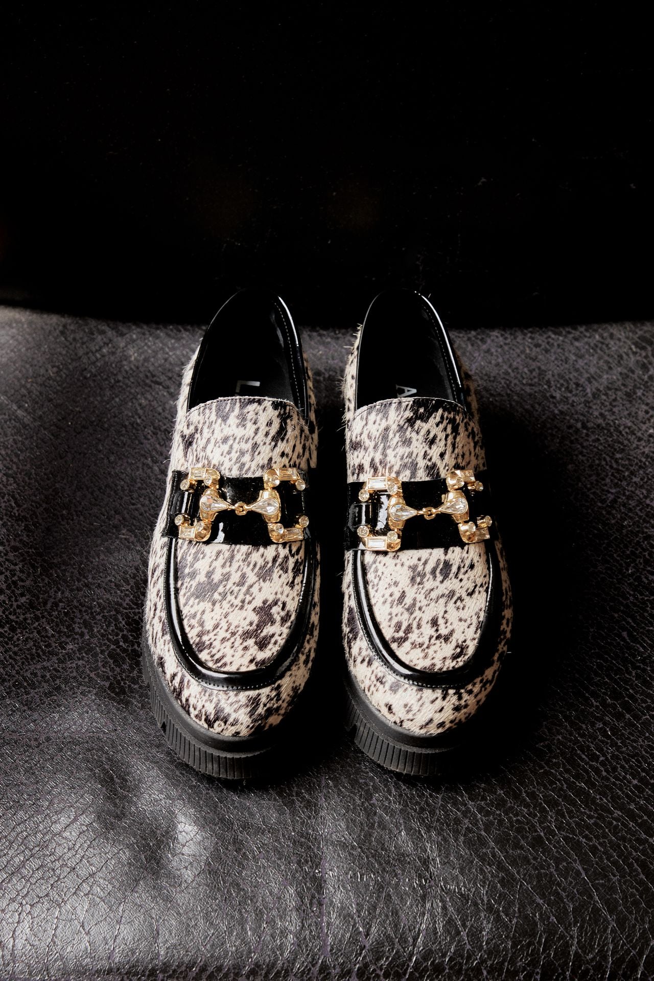 MOCASIN MUJER ANIMAL PRINT ADORNO BRILLO LACOMBA COSMOS