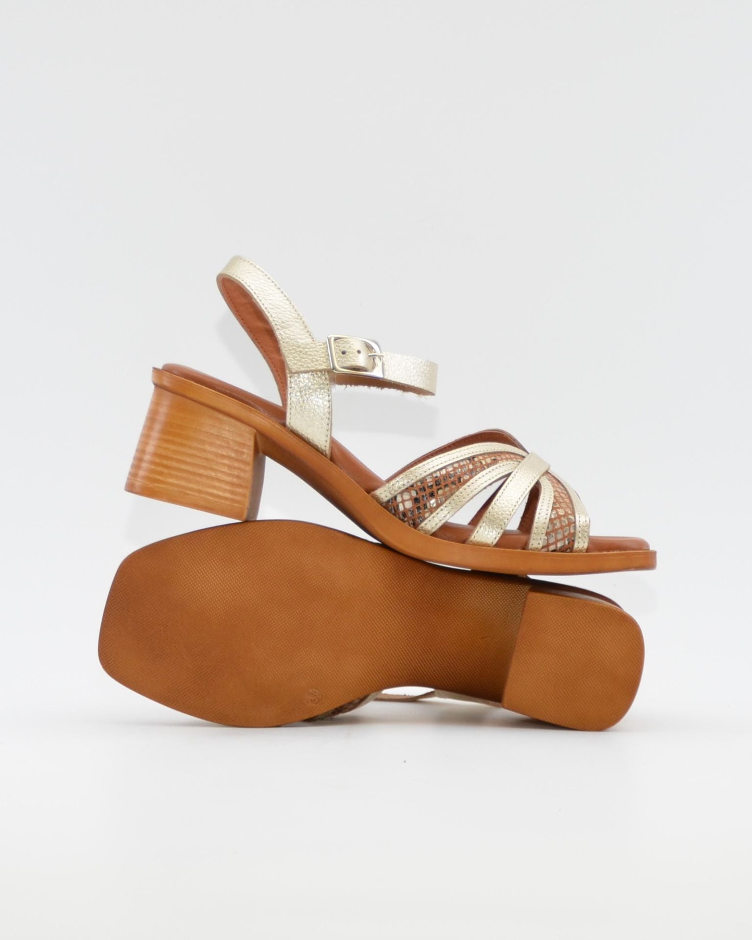 SANDALIA MUJER TACON MEDIO PLANTA DE GEL COMBI DORADO PITON JORDANA 4812
