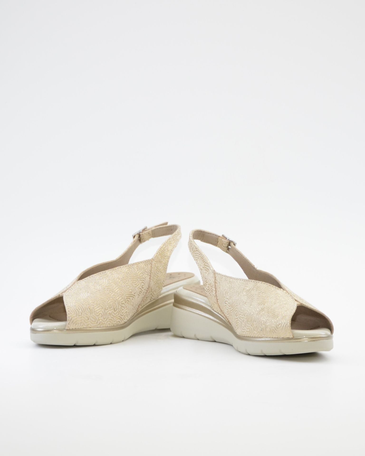 SANDALIA CUÑA BAJA MUJER ANCHO ESPECIAL PITILLOS 11044 ORO