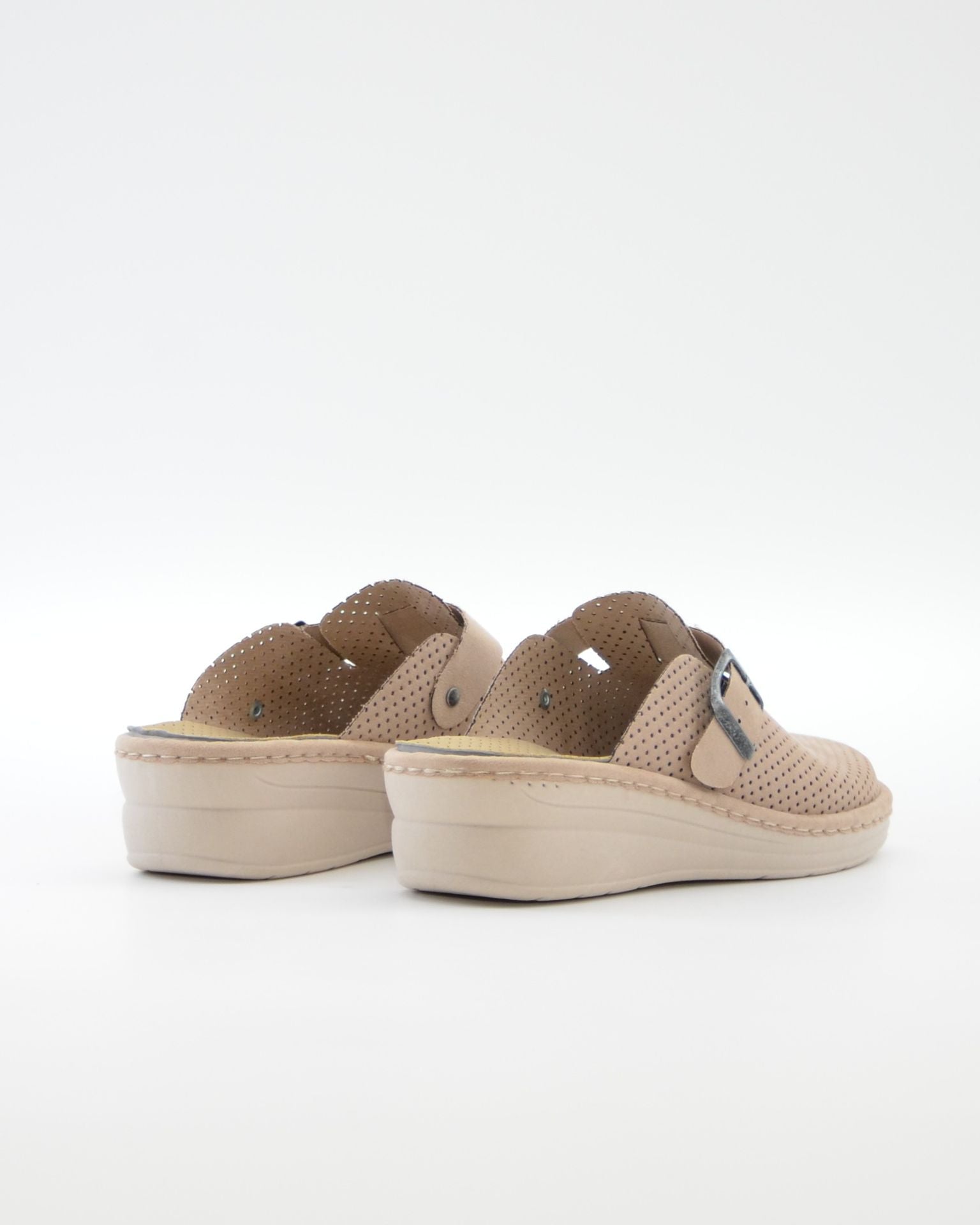 ZAPATILLA MUJER CUÑA BEIGE CON PLANTILLA EXTRAIBLE CERRADA DE LA PUNTERA CON HEBILLA  J.ORTEGA 4031 A