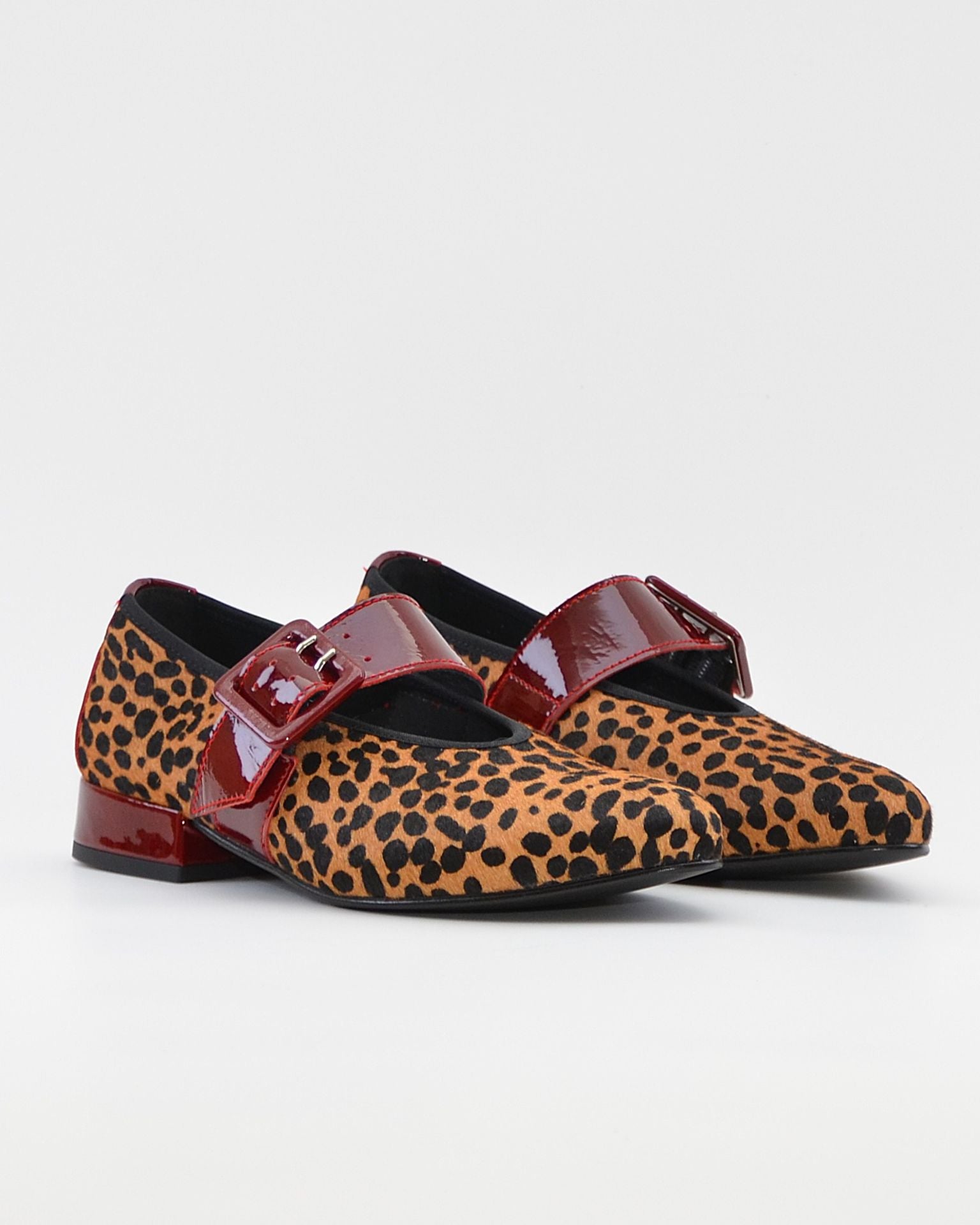 MERCEDITAS MUJER ANIMAL PRINT GUEPARDO CHAROL BURDEOS CON CORREA Y HEBILLA LACOMBA MOSS