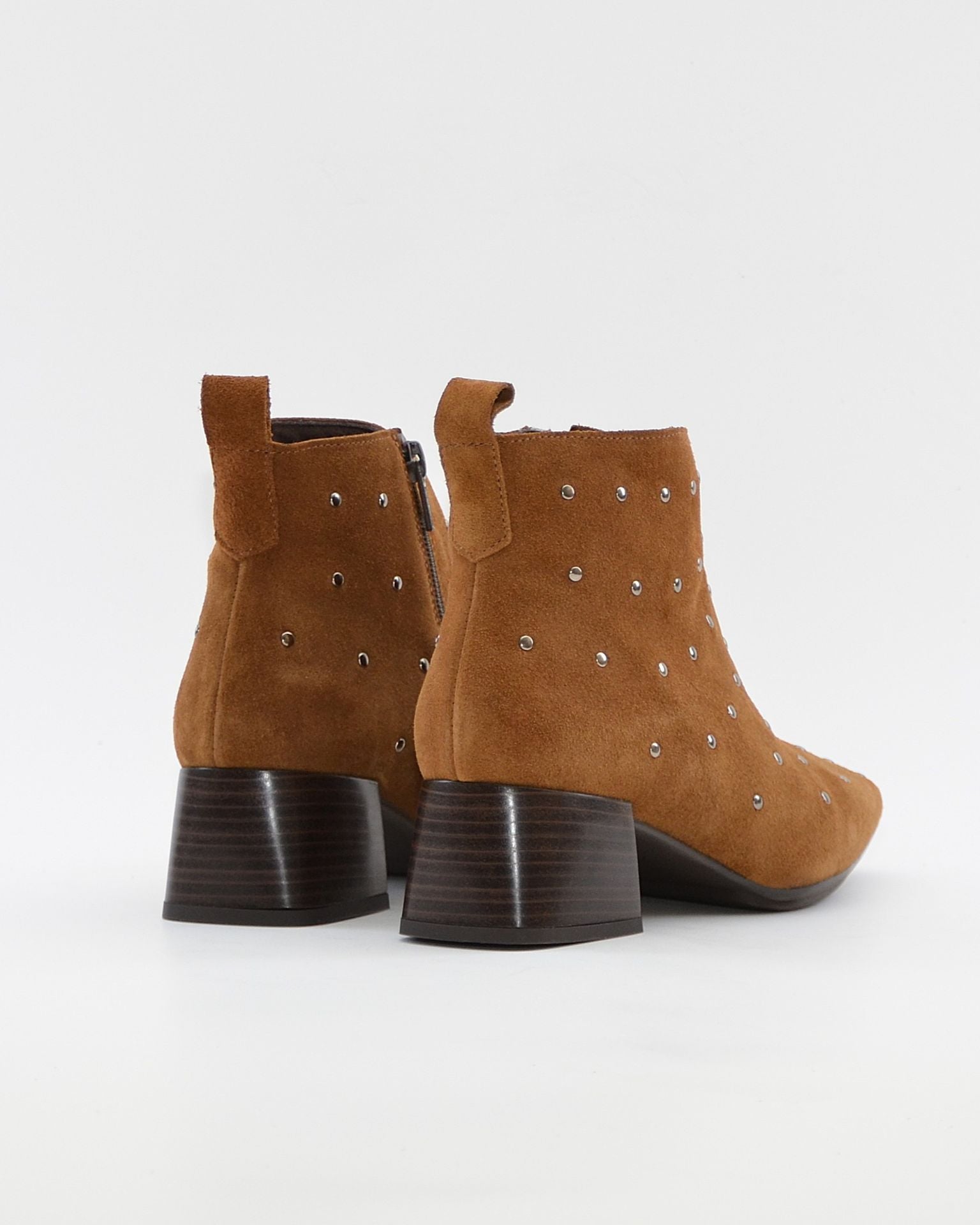 BOTIN MUJER TACON ANCHO SERRAJE CUERO CON TACHAS KAOLA 4064