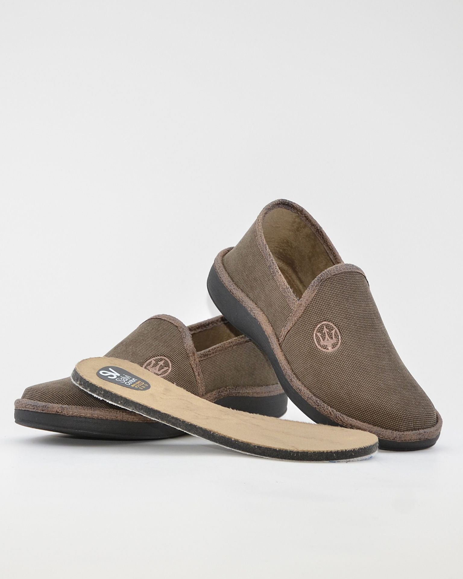 ZAPATILLAS DE CASA CERRADA HOMBRE SALVI 08D-244 TRIANA TOSTADO TRIDENTE