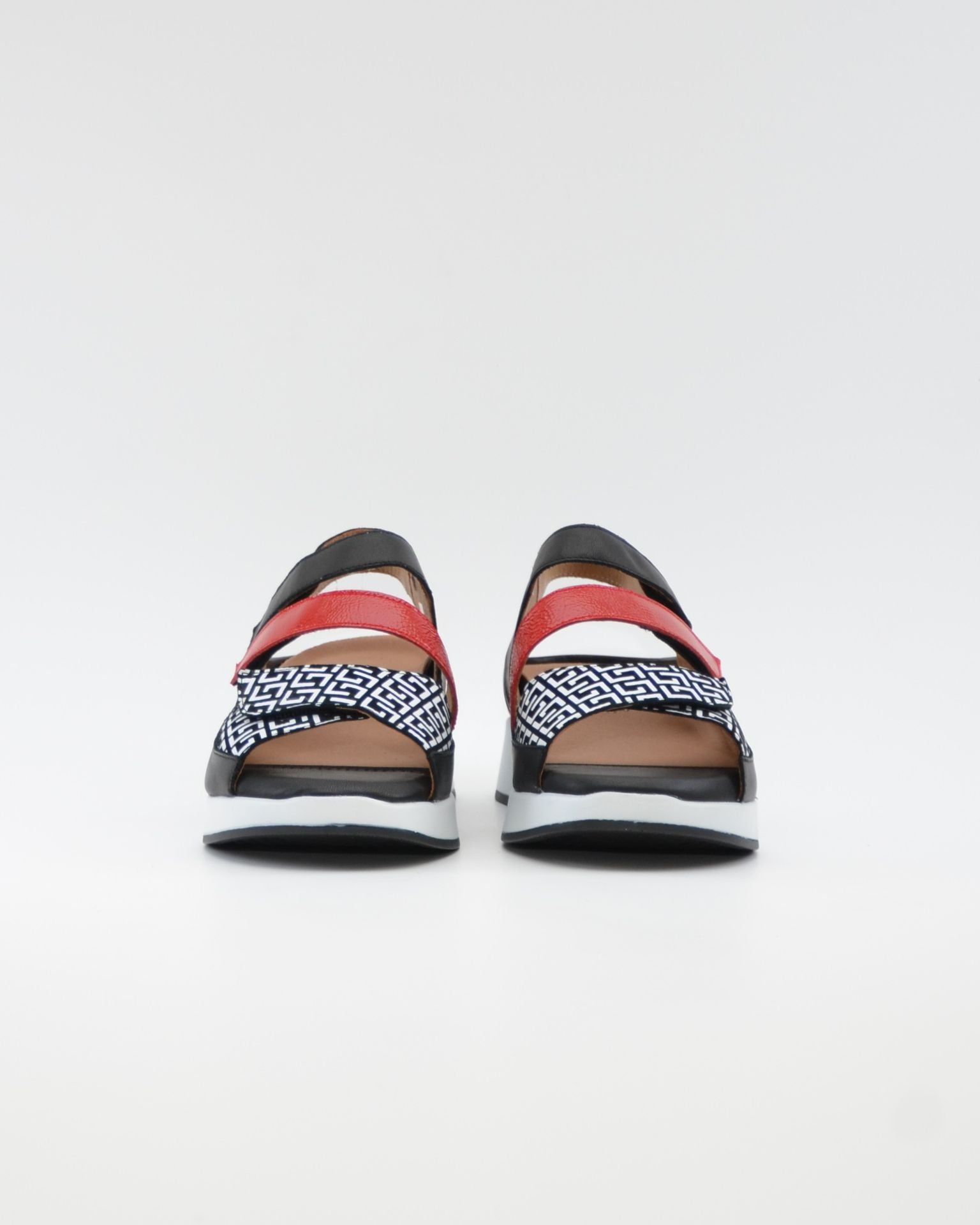 SANDALIA PLANTILLA EXTRAIBLE MUJER TRES VELCROS ANCHO ESPECIAL COLOR NEGRO Y ROJO PIE SANTO 260423