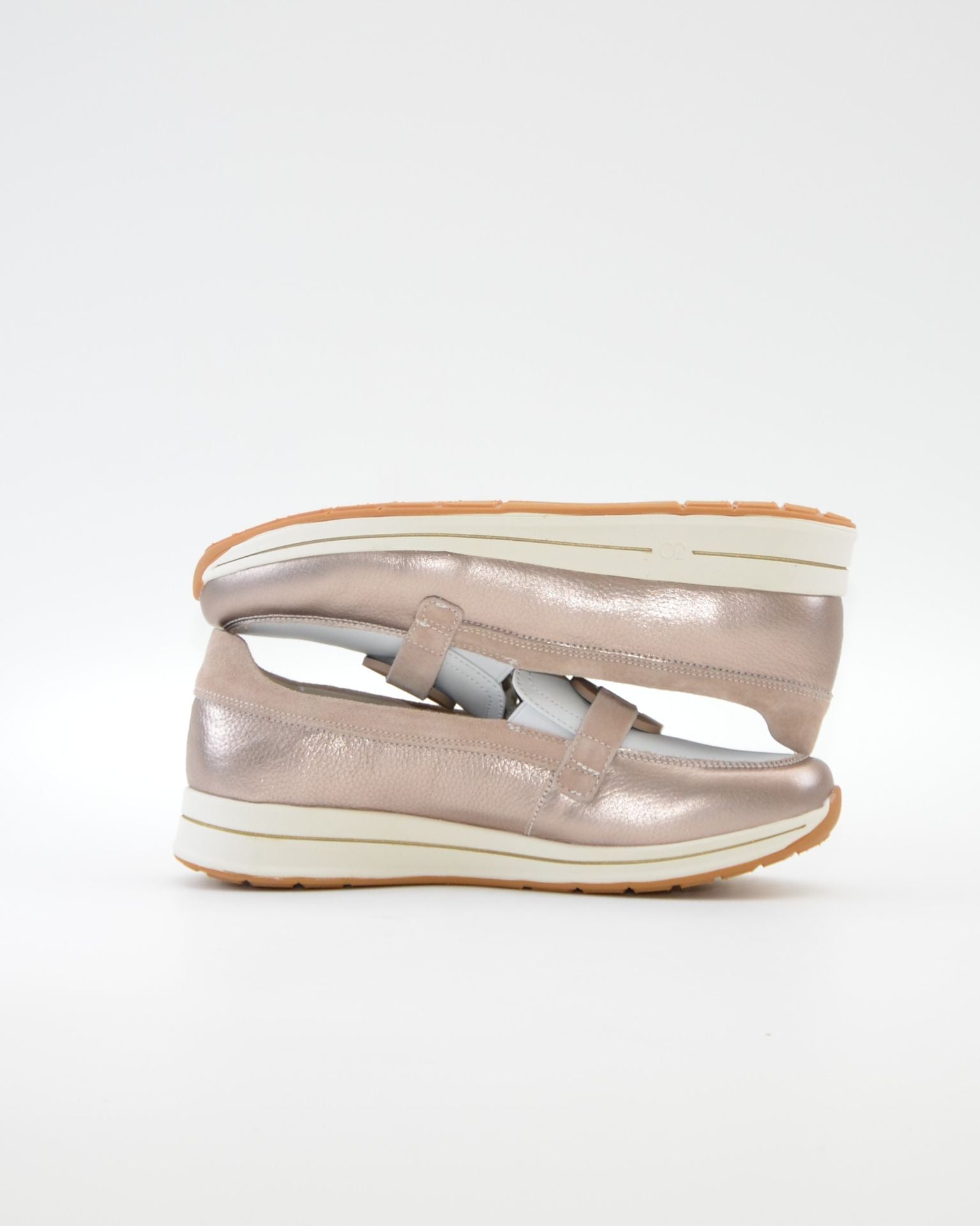 MOCASIN MUJER BLANCO Y METALIZADO CON ADORNO EN PIEL TREINTAS 4501