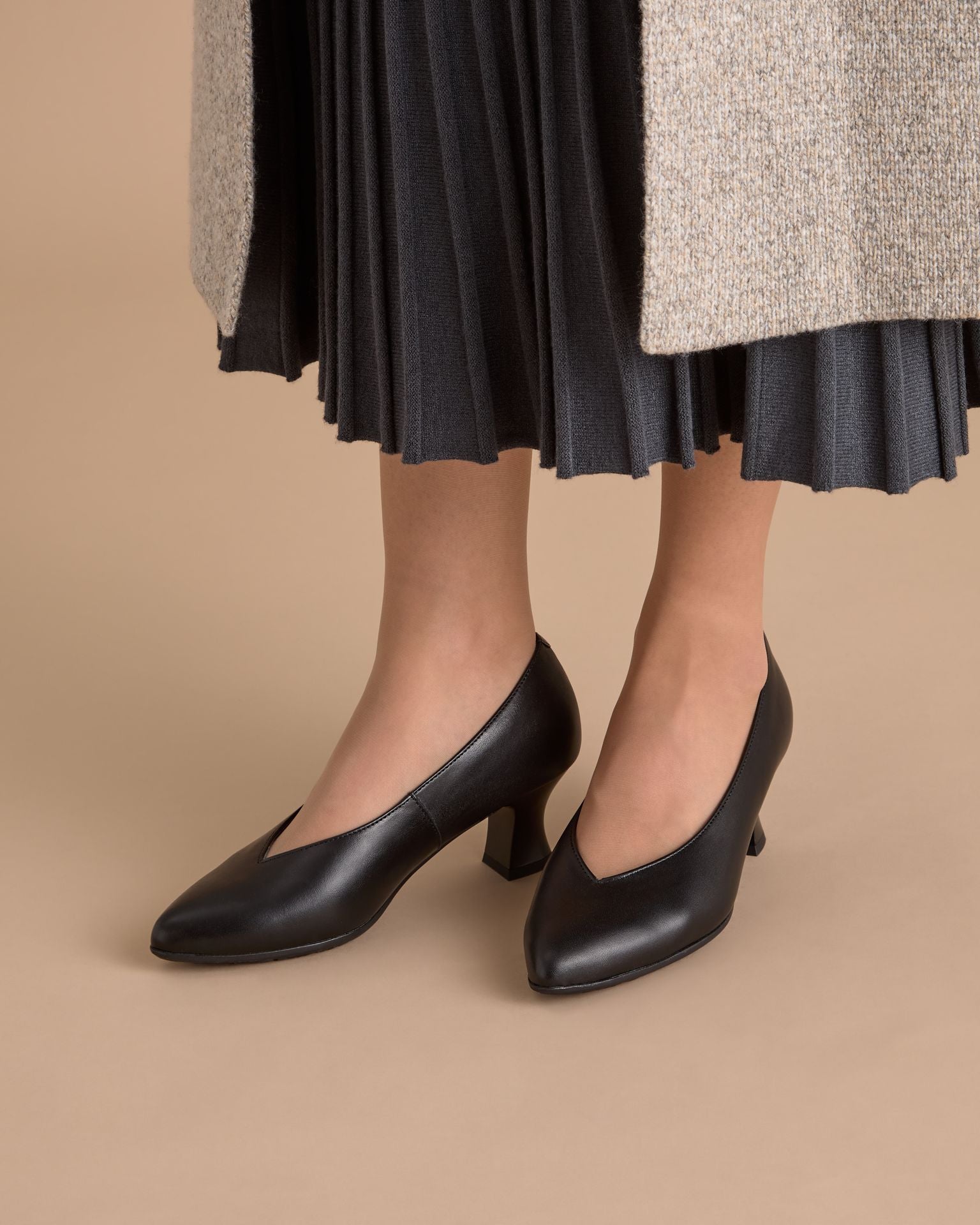 ZAPATO SALON NEGRO CORTE PICO 10854