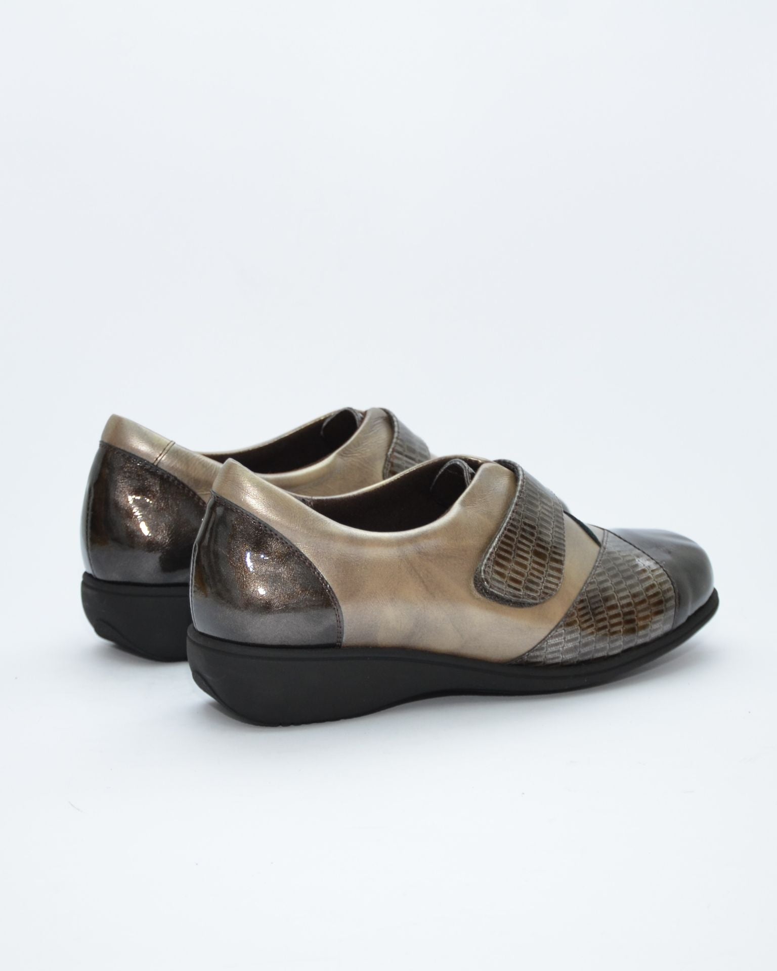 ZAPATO MUJER ANCHO ESPECIAL PLANTILLA EXTRAIBLE CHAROL GRIS