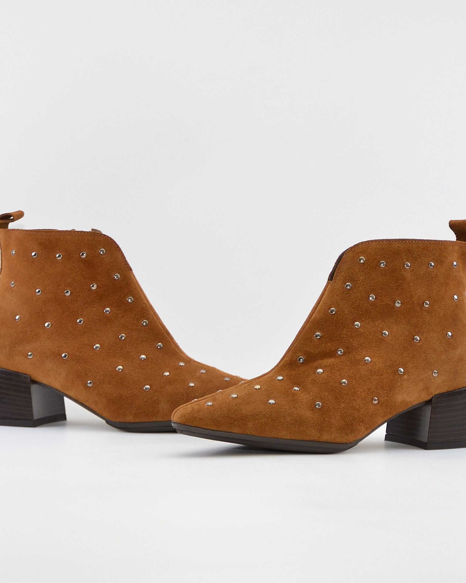BOTIN MUJER TACON ANCHO SERRAJE CUERO CON TACHAS KAOLA 4064