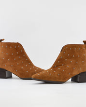 BOTIN MUJER TACON ANCHO SERRAJE CUERO CON TACHAS KAOLA 4064