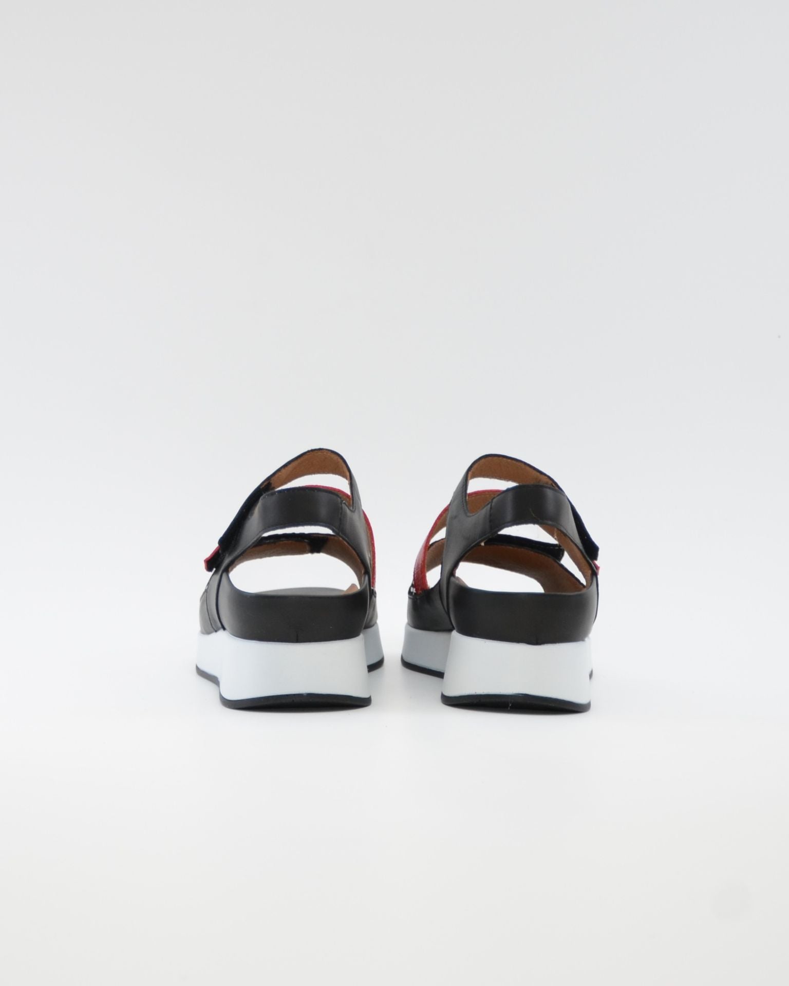SANDALIA PLANTILLA EXTRAIBLE MUJER TRES VELCROS ANCHO ESPECIAL COLOR NEGRO Y ROJO PIE SANTO 260423