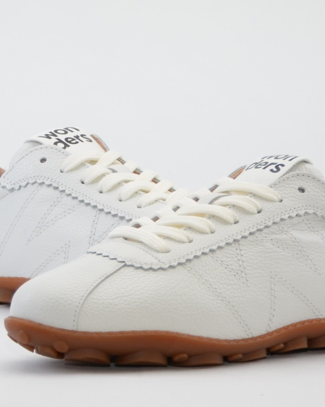 ZAPATO MUJER WONDERS CON CORDONES COLOR BLANCO PLATA AP-2102