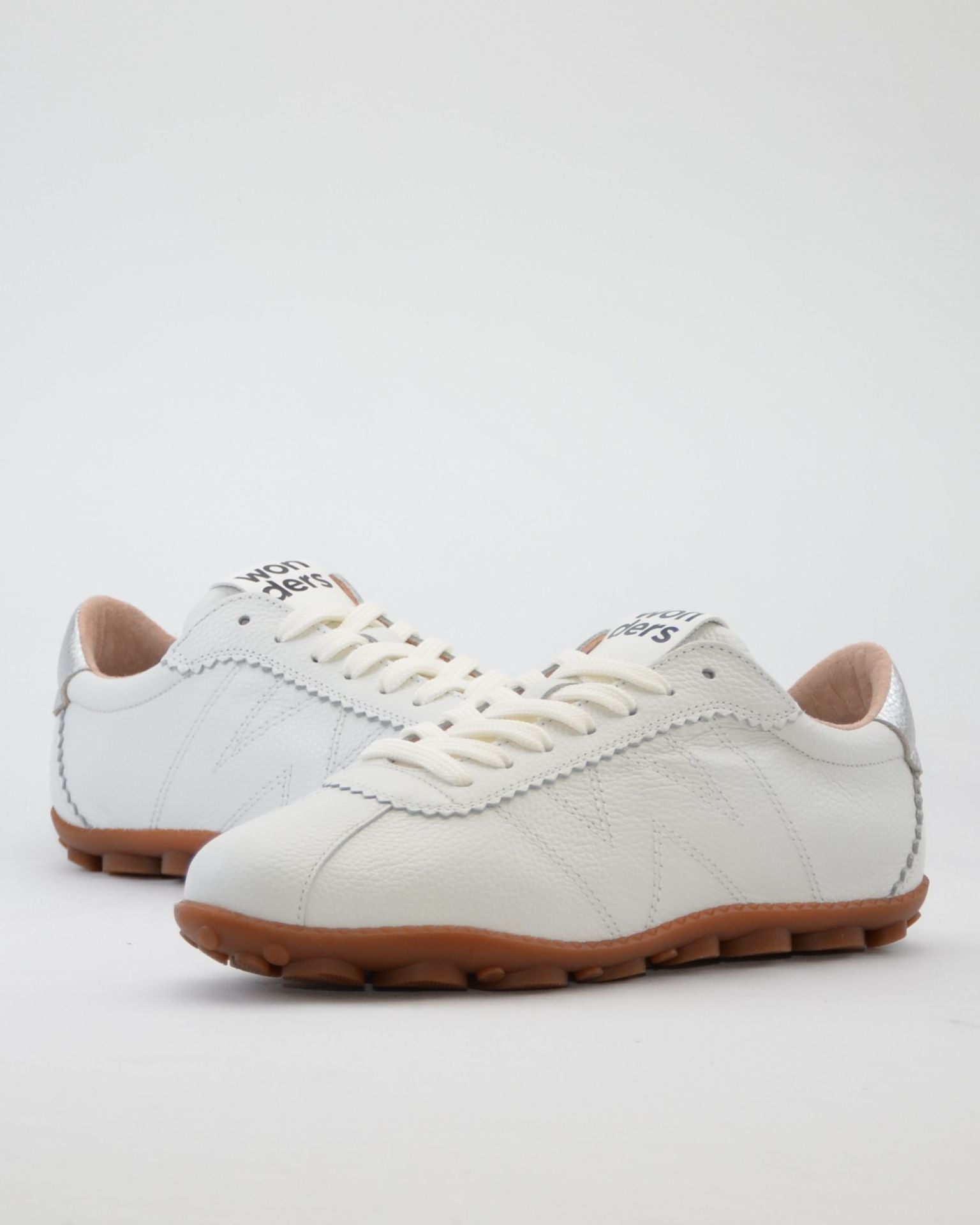 ZAPATO MUJER WONDERS CON CORDONES COLOR BLANCO PLATA AP-2102