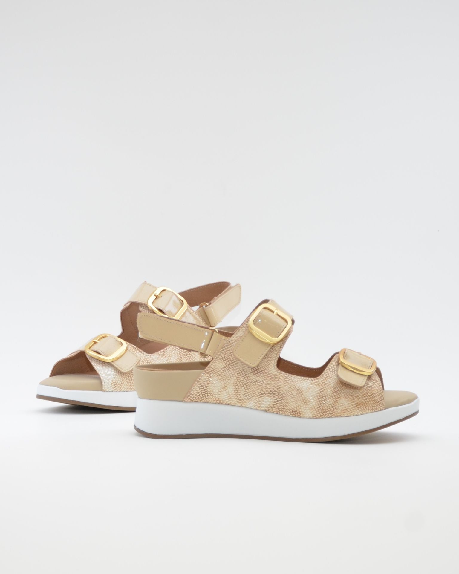 SANDALIA DOS HEBILLAS PLANTILLA EXTRAIBLE MUJER CIERRE TRES VELCROS ANCHO ESPECIAL COLOR BEIGE PIE SANTO 260427
