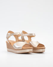 SANDALIA CUÑA DORADA PARA MUJER CON PLANTA ACOLCHADA PITILLOS 11280