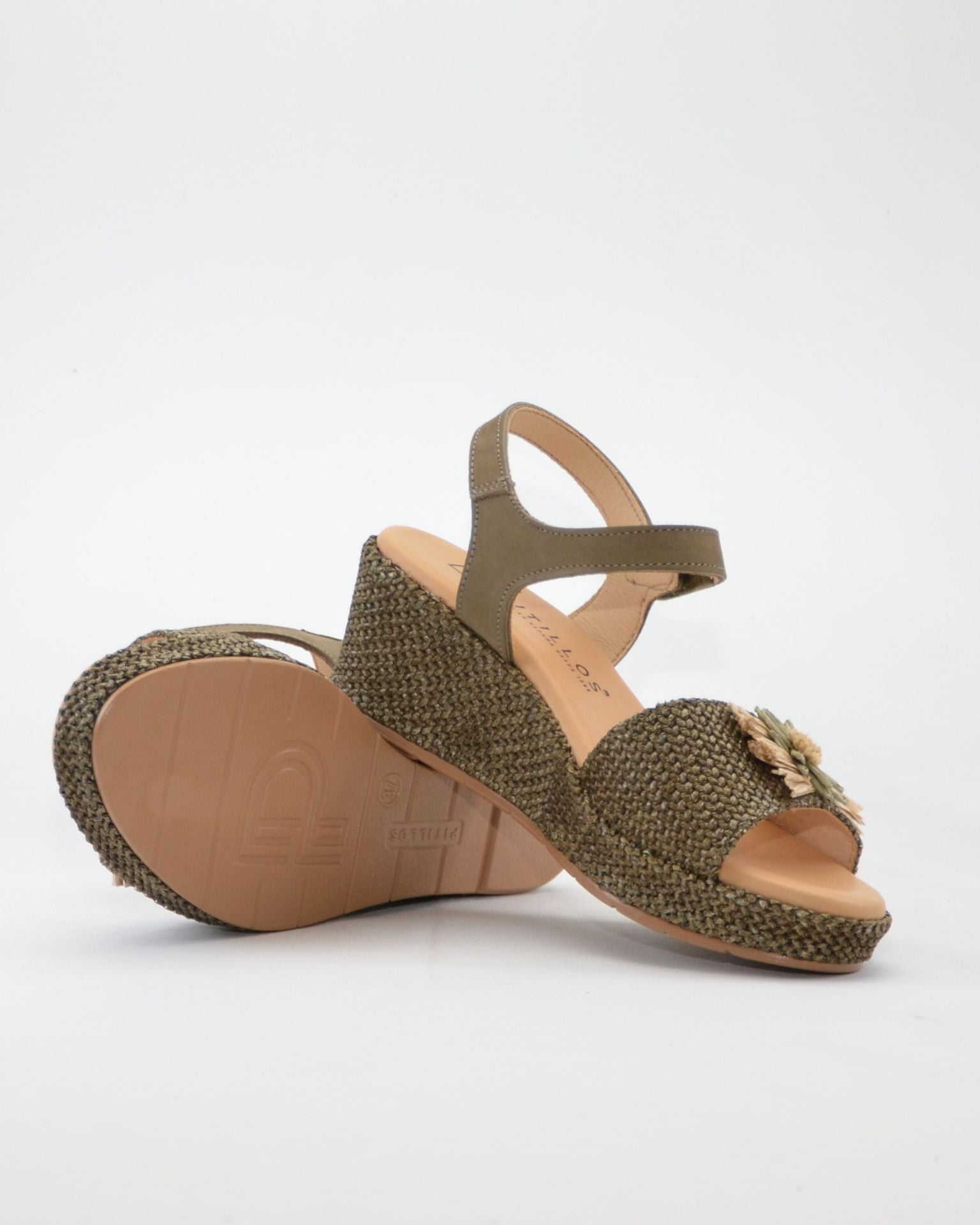SANDALIA CON CUÑA MUJER PLANTA ACOLCHADA ADORNO FLOR RAFIA COLOR KAKI PITILLOS 11262