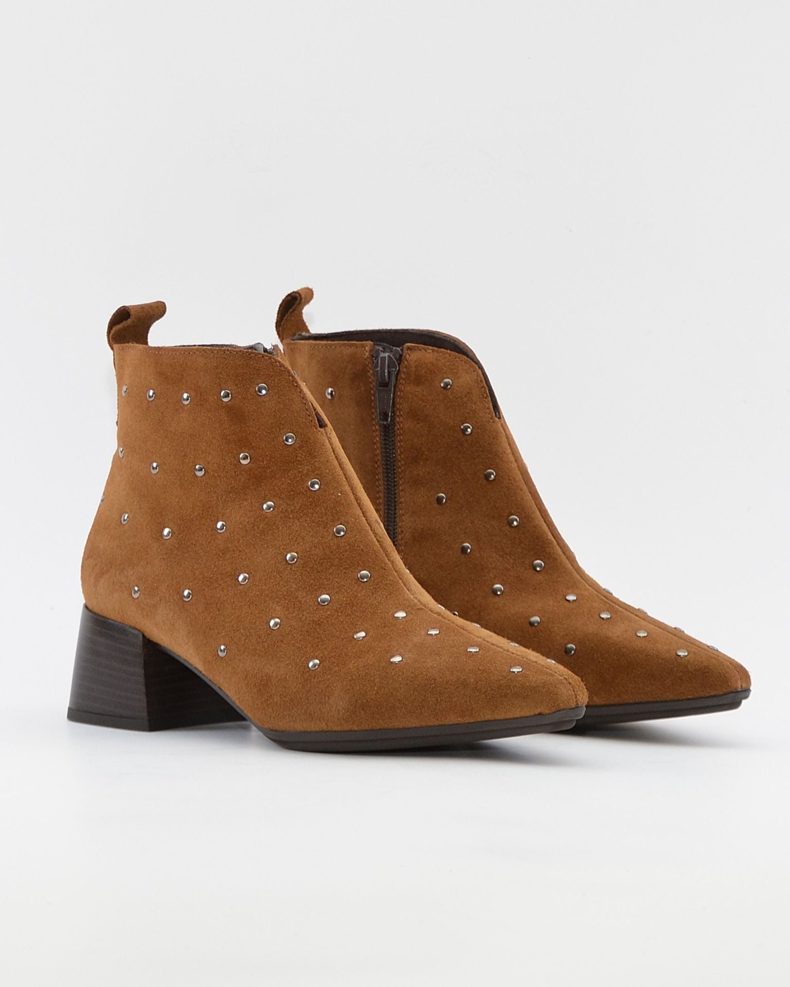 BOTIN MUJER TACON ANCHO SERRAJE CUERO CON TACHAS KAOLA 4064