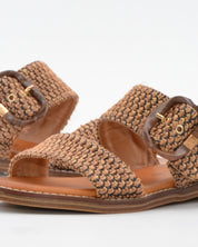 SANDALIA MUJER PLANA CAMEL CON DETALLES EN CUERDA TRENZADA CARMELA 163159