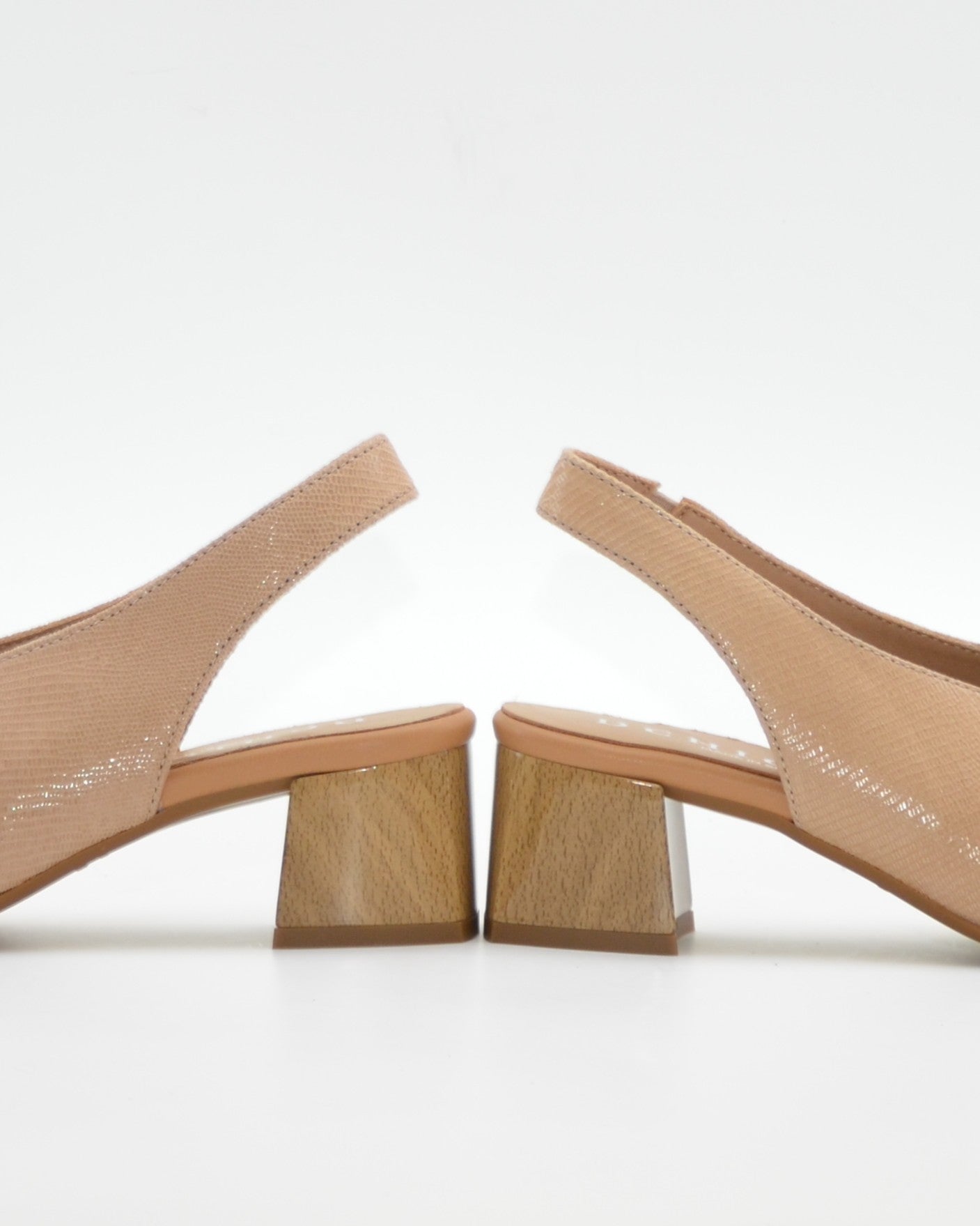 ZAPATO DESTALONADO CON TACON MEDIO ANCHO ESPECIAL COLOR BEIGE