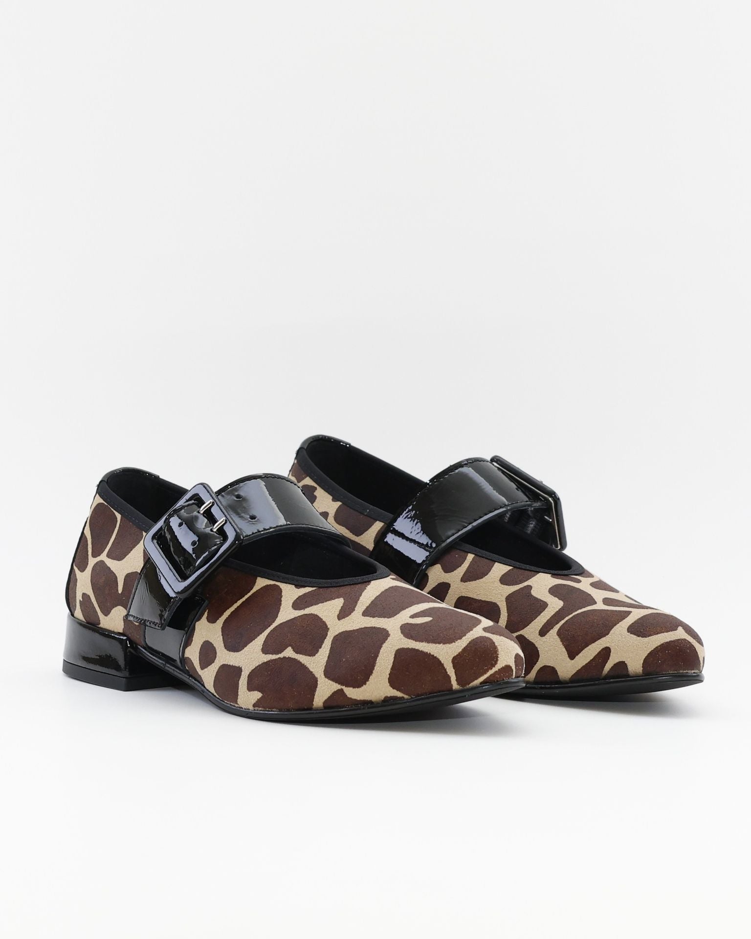 MERCEDITAS MUJER ANIMAL PRINT JIRAFA CHAROL NEGRO CON CORREA Y HEBILLA LACOMBA CEDAR