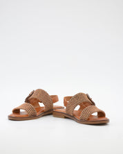 SANDALIA MUJER PLANA CAMEL CON DETALLES EN CUERDA TRENZADA CARMELA 163159