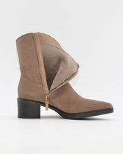 BOTIN MUJER COWBOY SERRAJE TAUPE CON FLECOS CARMELA 164252